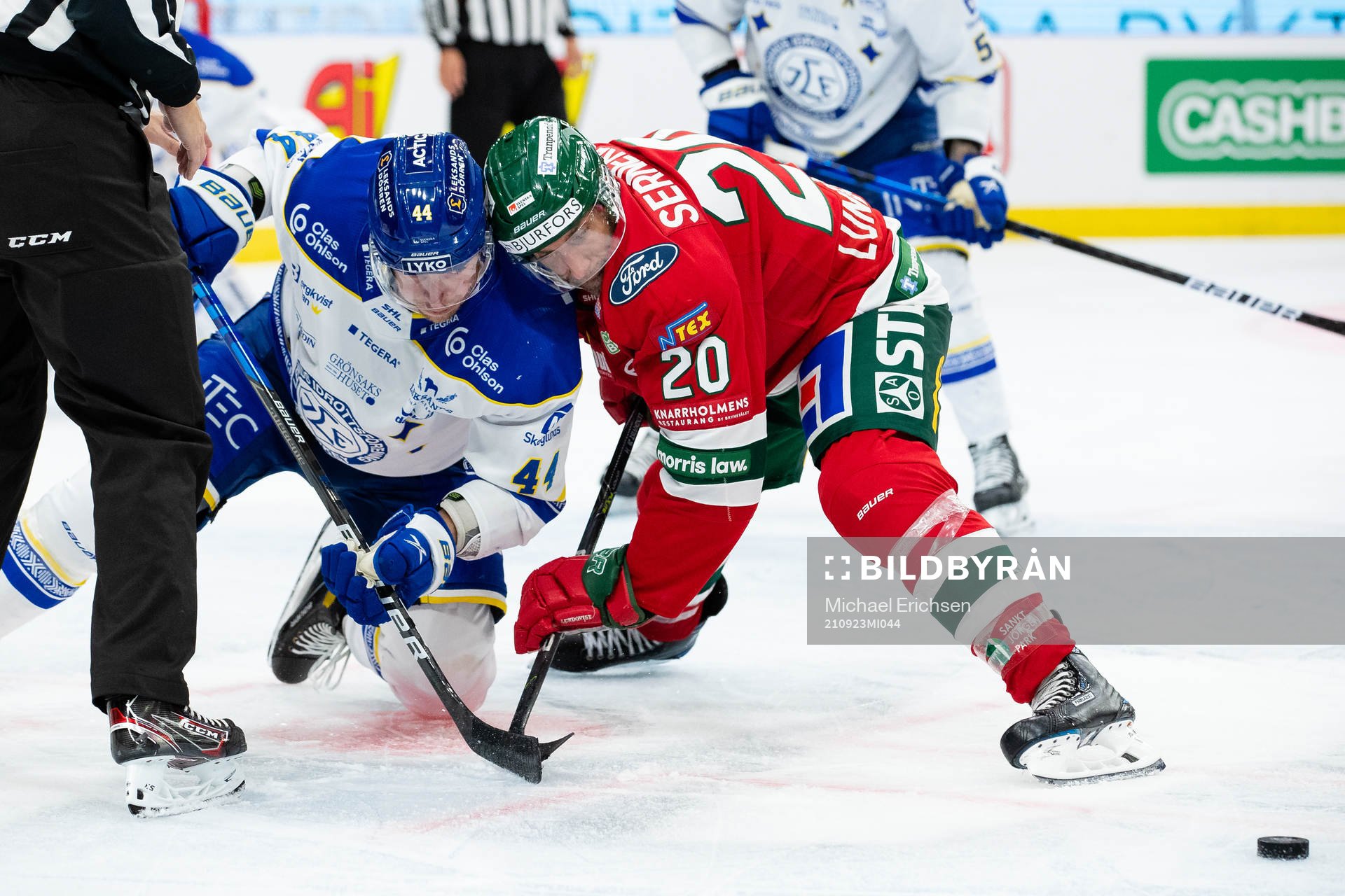 Leksands Carter Ashton tekar mot Frölundas Joel Lundqvist