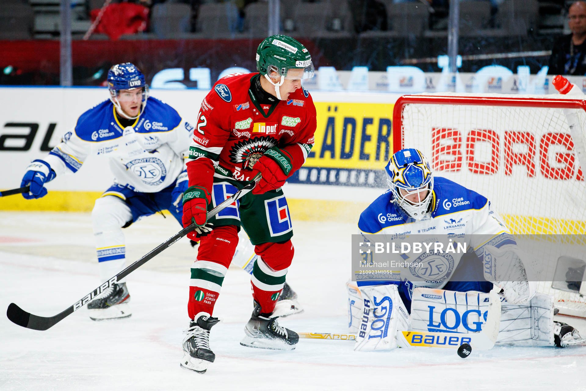 Frölundas Max Friberg oroar framför Leksands målvakt