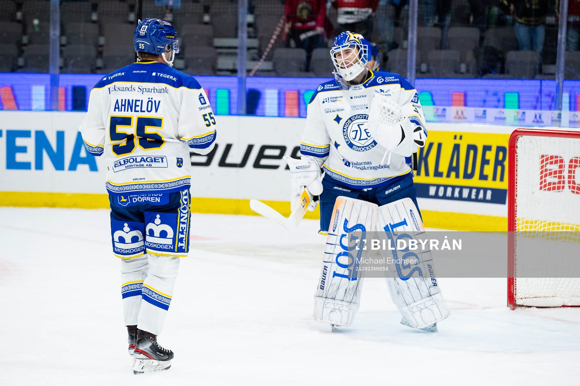 Leksands Jonas Ahnelöv och målvakt Kasimir Kaskisuo jublar