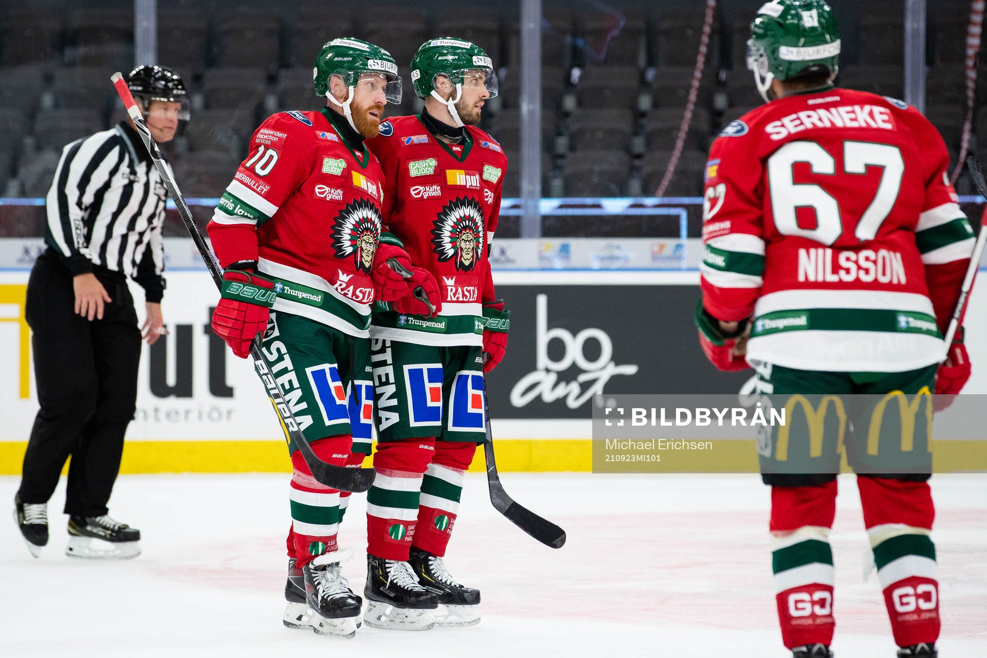 Frölundas Jens Olsson jublar ihop med Michael Spacek