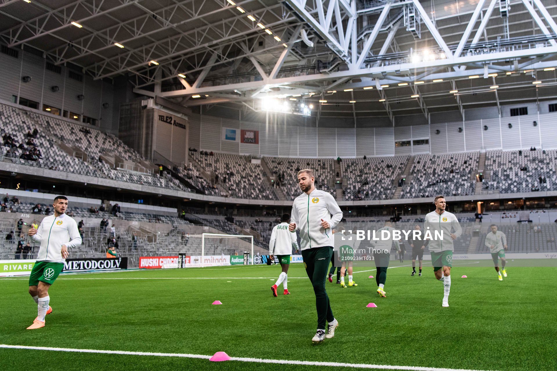 Hammarbys Darijan Bojanic värmer upp
