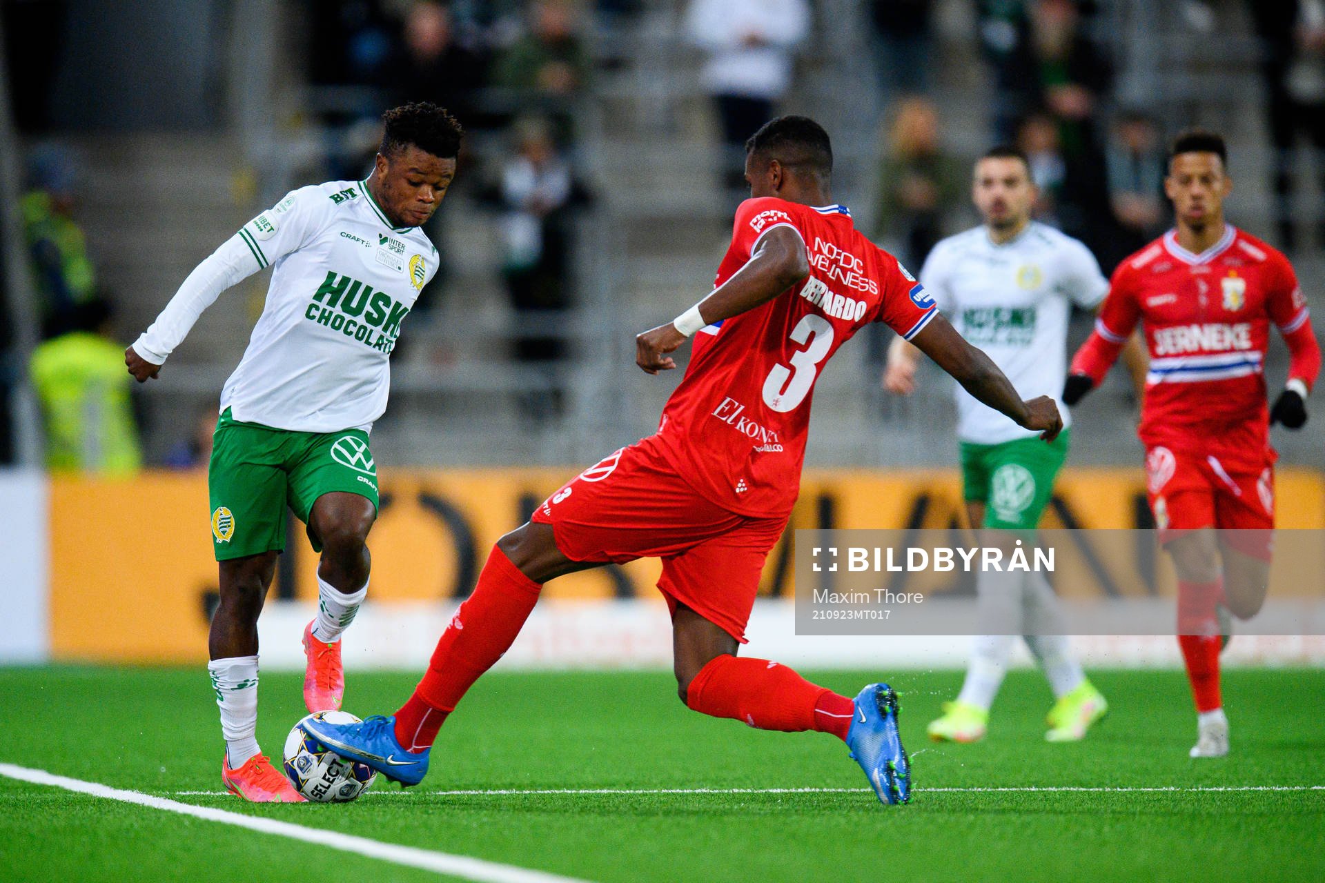 Hammarbys Akinkunmi Amoo och IFK Göteborgs Bernardo Vilar