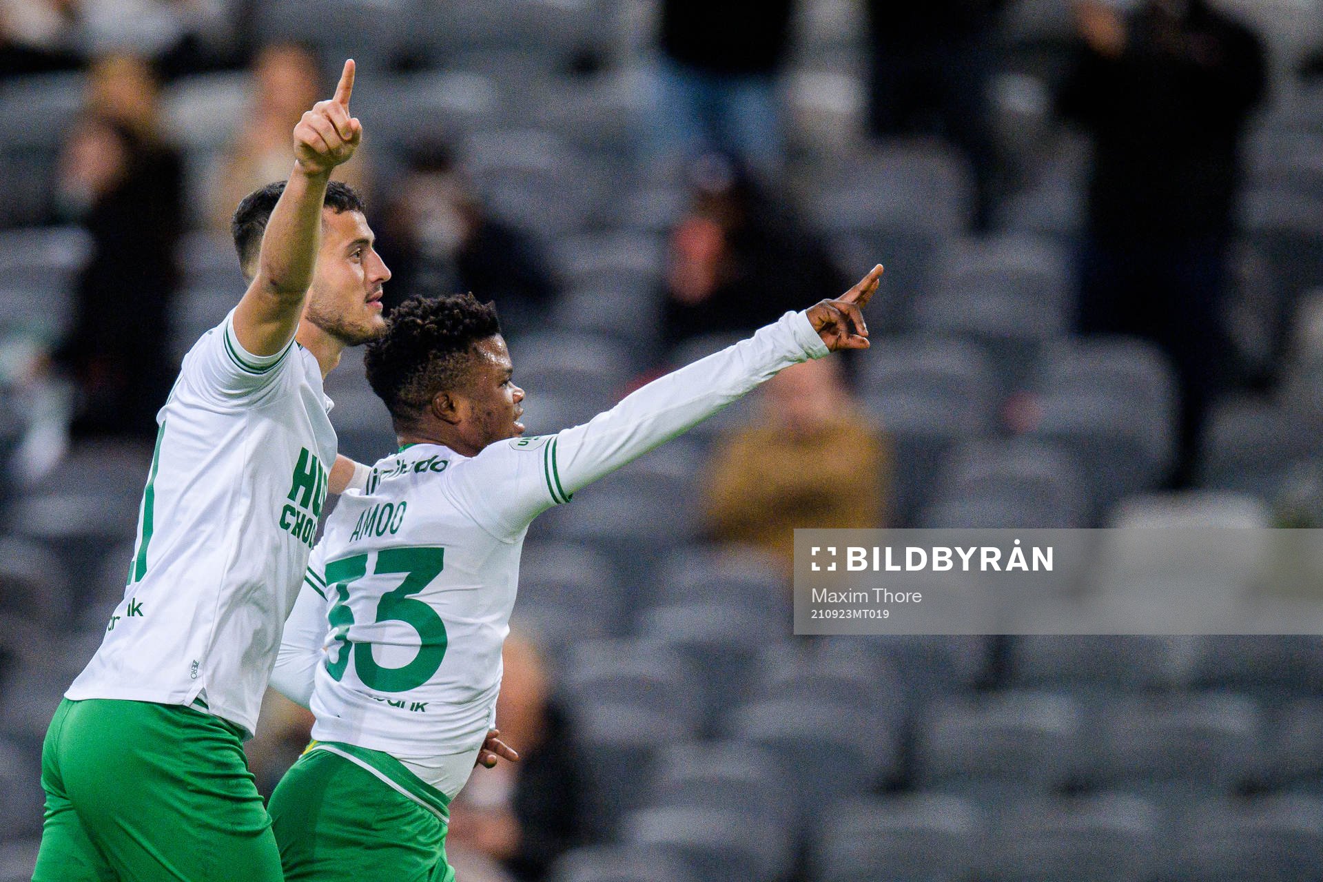 Hammarbys Astrit Selmani och Akinkunmi Amoo jublar efter 1-0 under fotbollsmatchen i Allsvenskan mellan Hammarby och IFK Göteborg den 23 september 2021 i Stockholm.