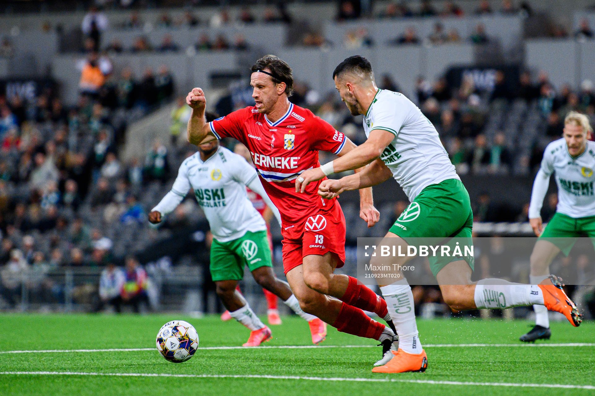 IFK Göteborgs Gustav Svensson och Hammarbys Astrit Selmani under fotbollsmatchen i Allsvenskan mellan Hammarby och IFK Göteborg den 23 september 2021 i Stockholm.