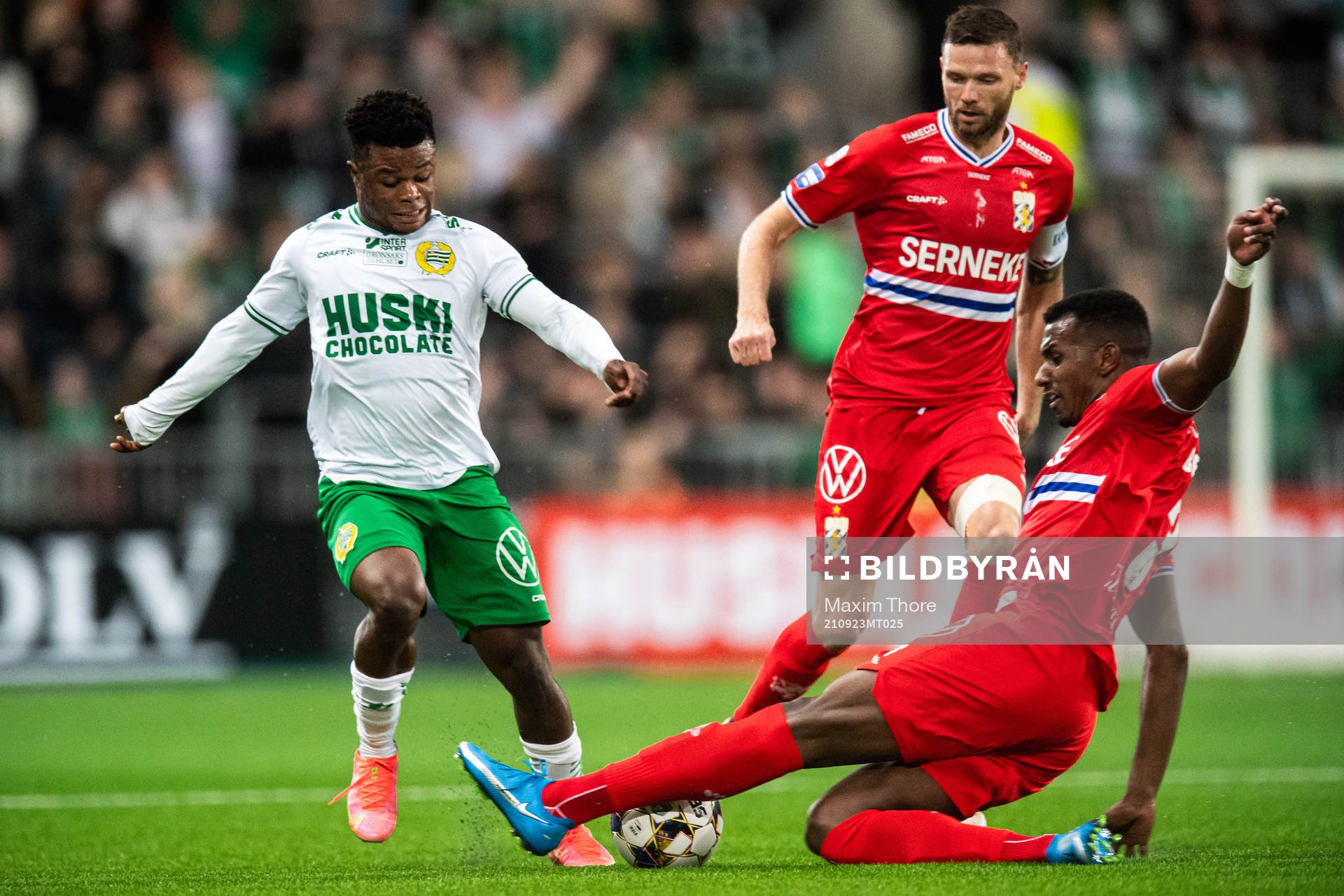 Hammarbys Akinkunmi Amoo och IFK Göteborgs Bernardo Vilar