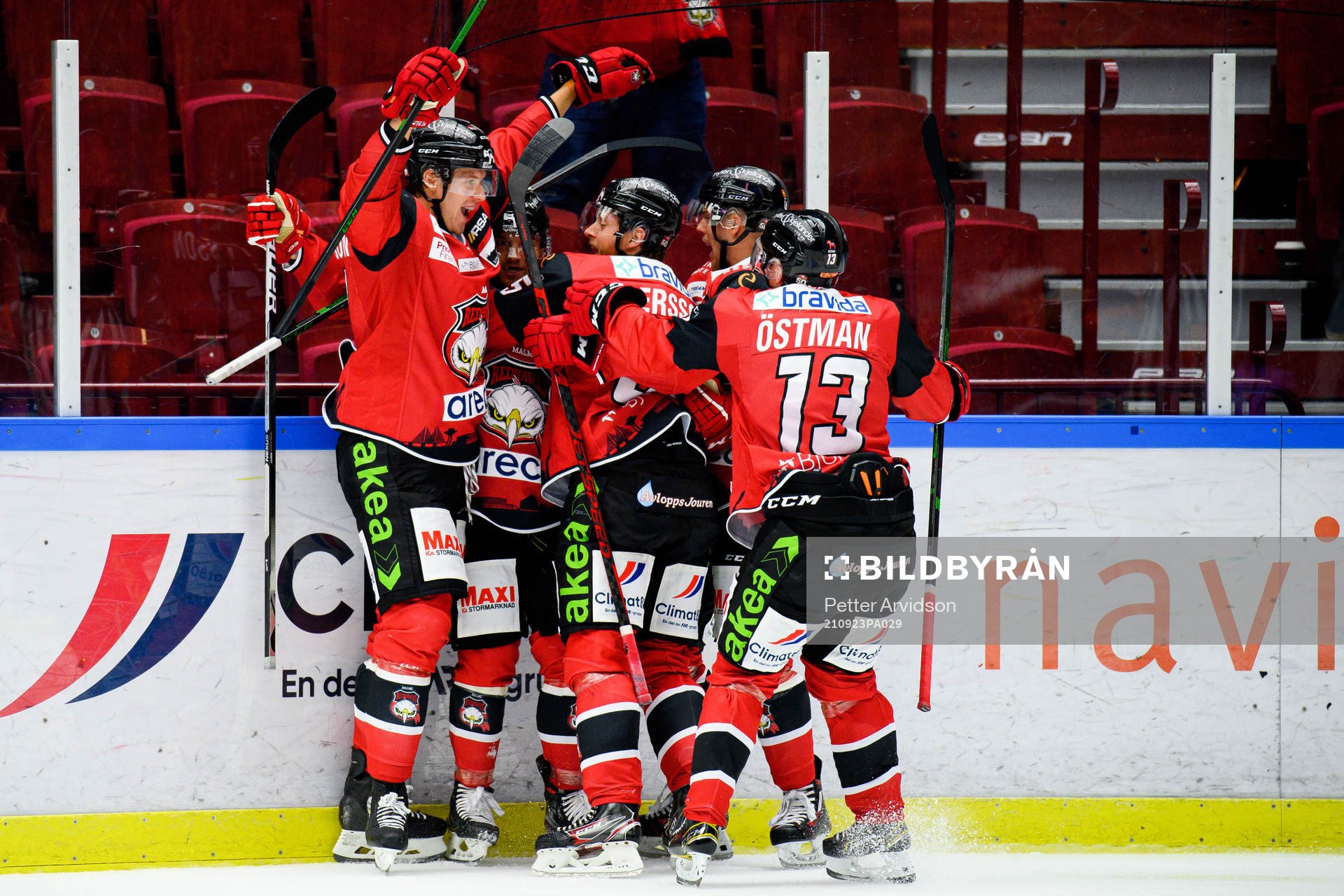 Malmö Redhawks spelare jublar med Jaedon Descheneau