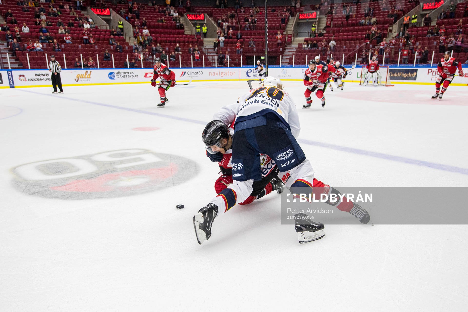 Djurgårdens Marcus Sörensen brottar ner Malmö Redhawks