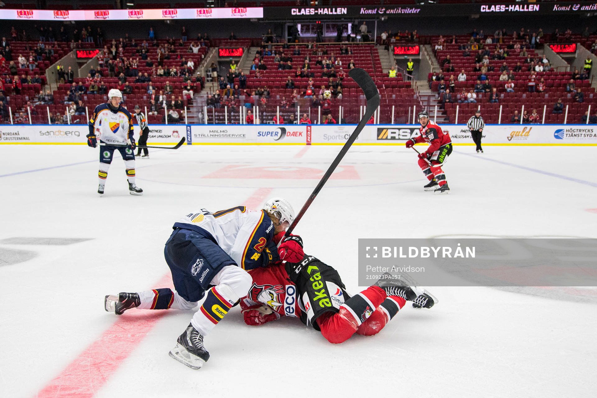 Djurgårdens Marcus Sörensen brottar ner Malmö Redhawks