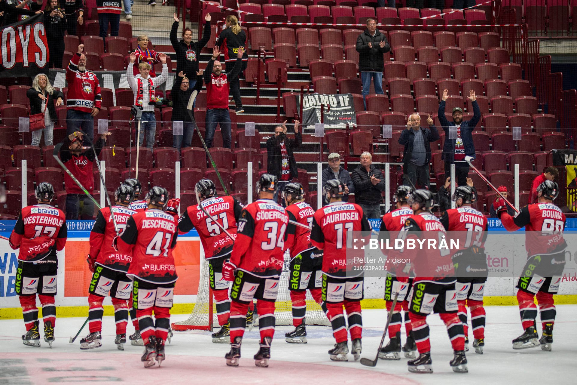 Malmö Redhawks spelare jublar mot supportrarna