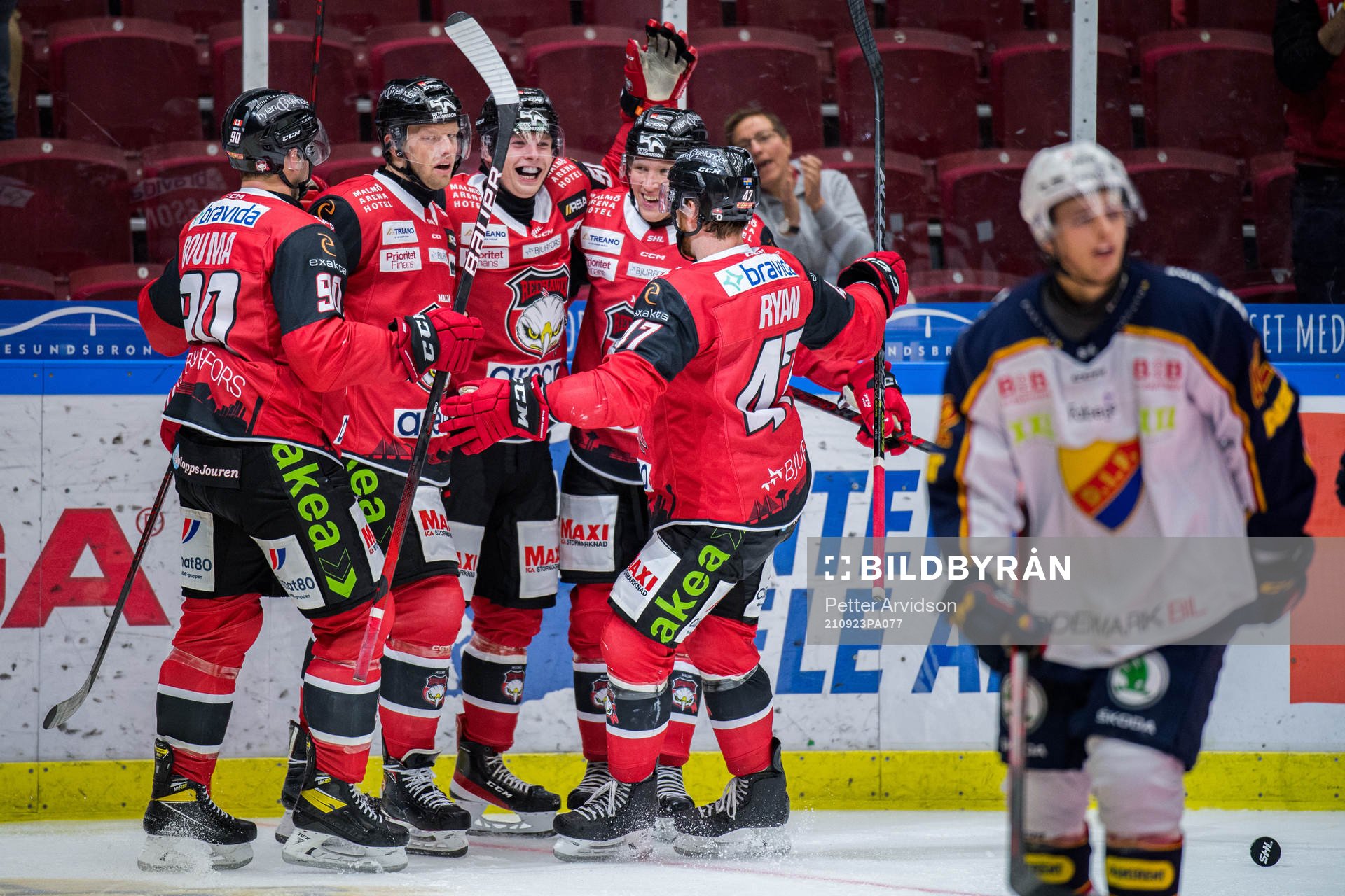 Malmö Redhawks Anton Olsson (m) jublar ihop med lagkamrater
