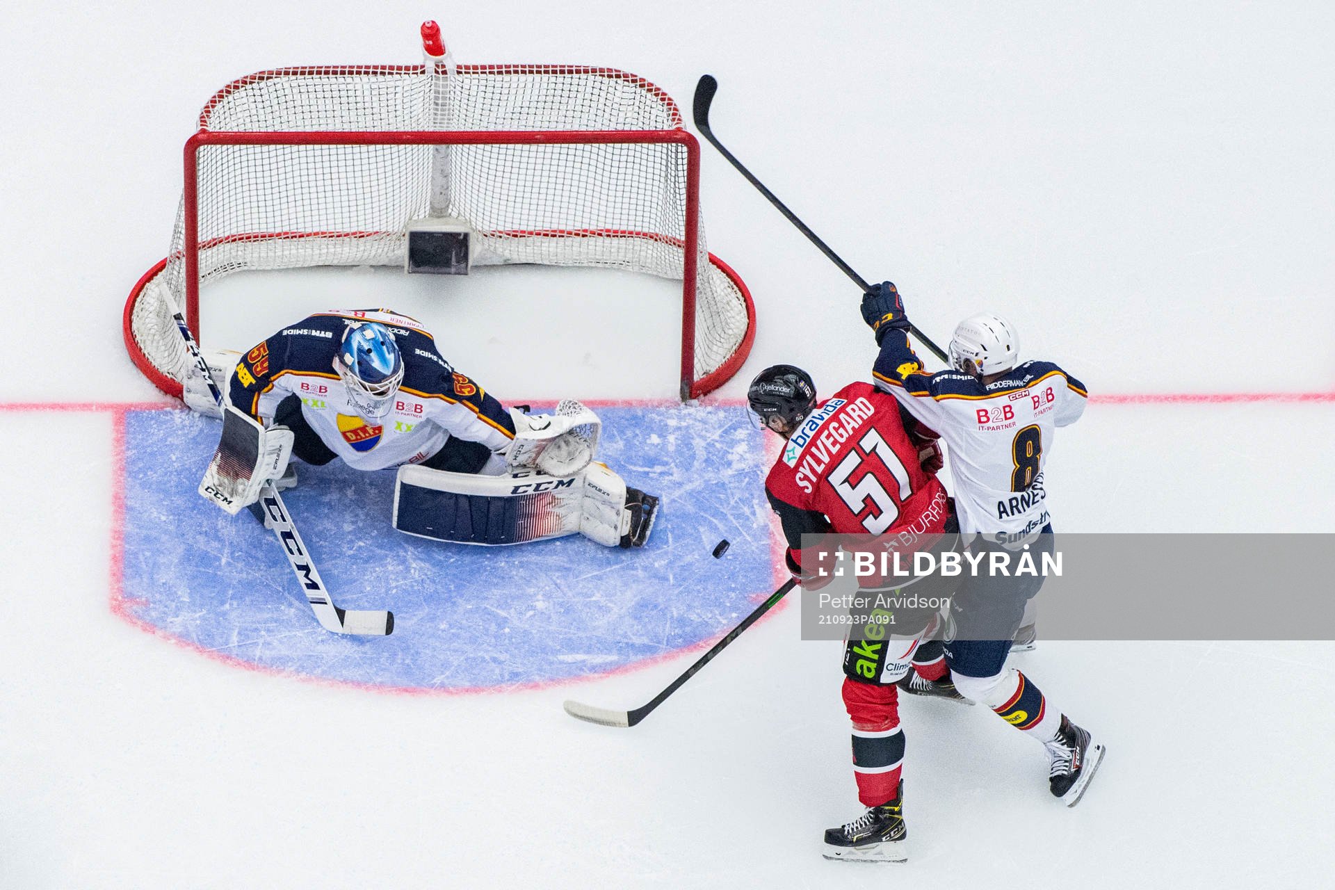 Malmö Redhawks Emil Sylvegård oroar mot Djurgårdens