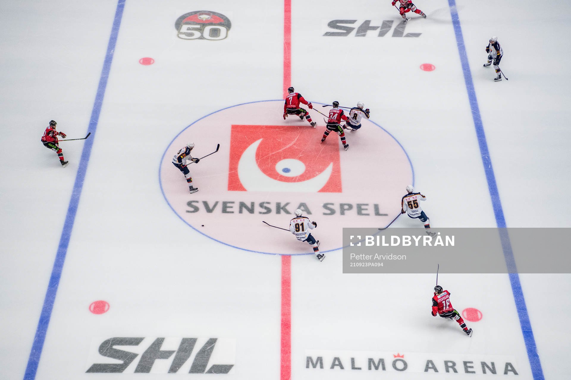 Spel framför Svenska Spels logotyp i isen