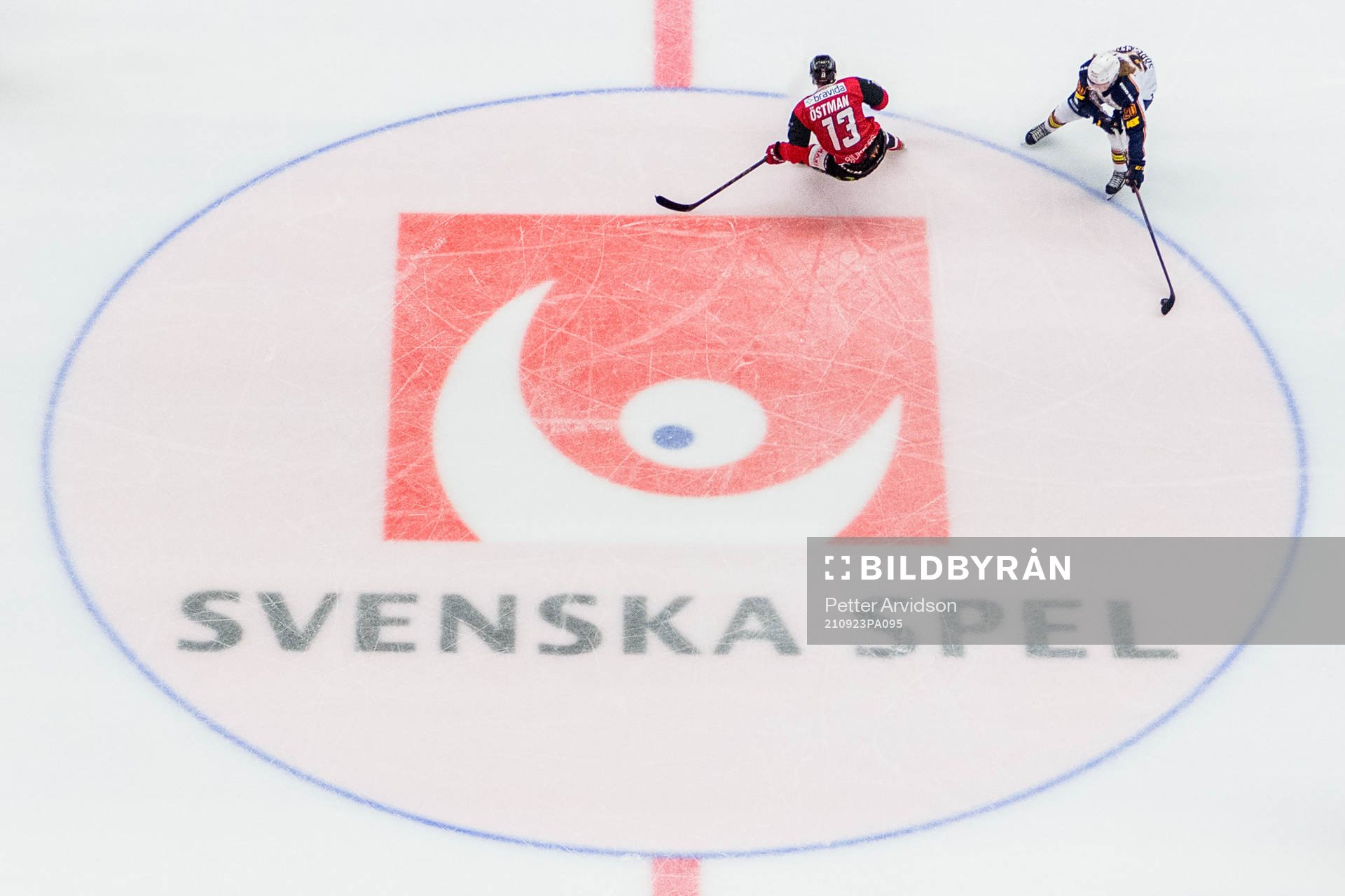 Spel framför Svenska Spels logotyp i isen