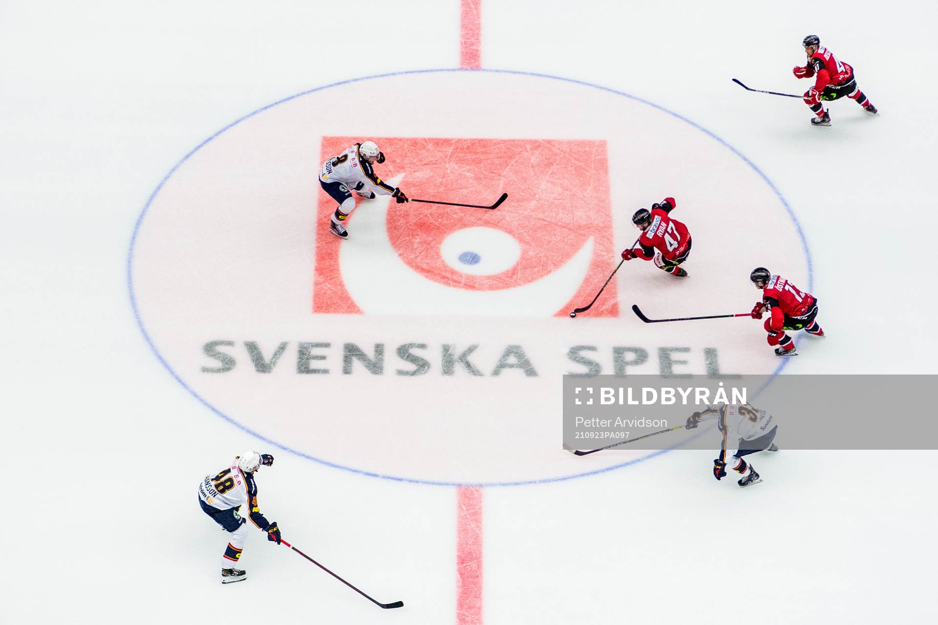 Spel framför Svenska Spels logotyp i isen