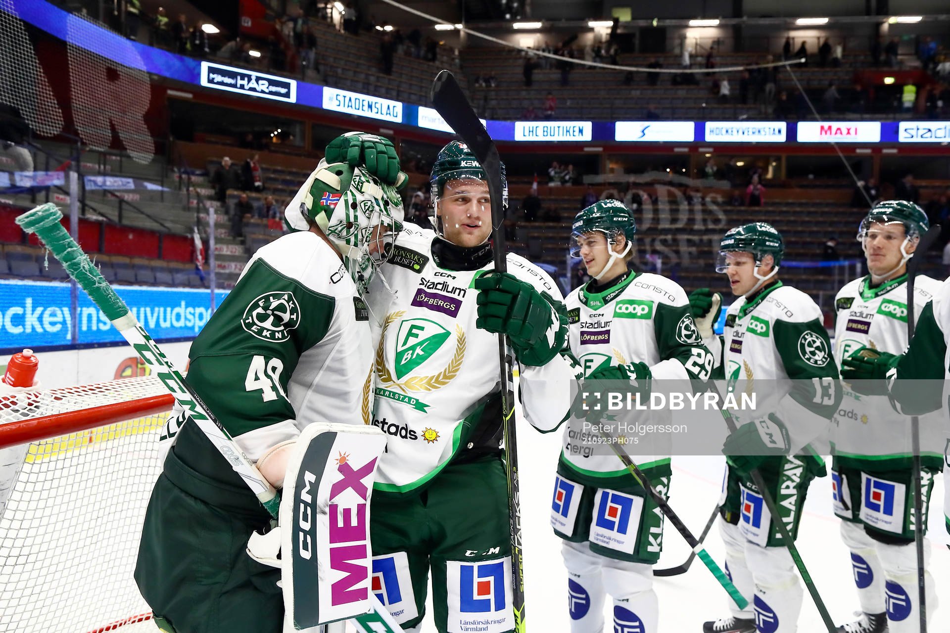 Färjestads Adam Ginning tackar målvakt Henrik Haukeland