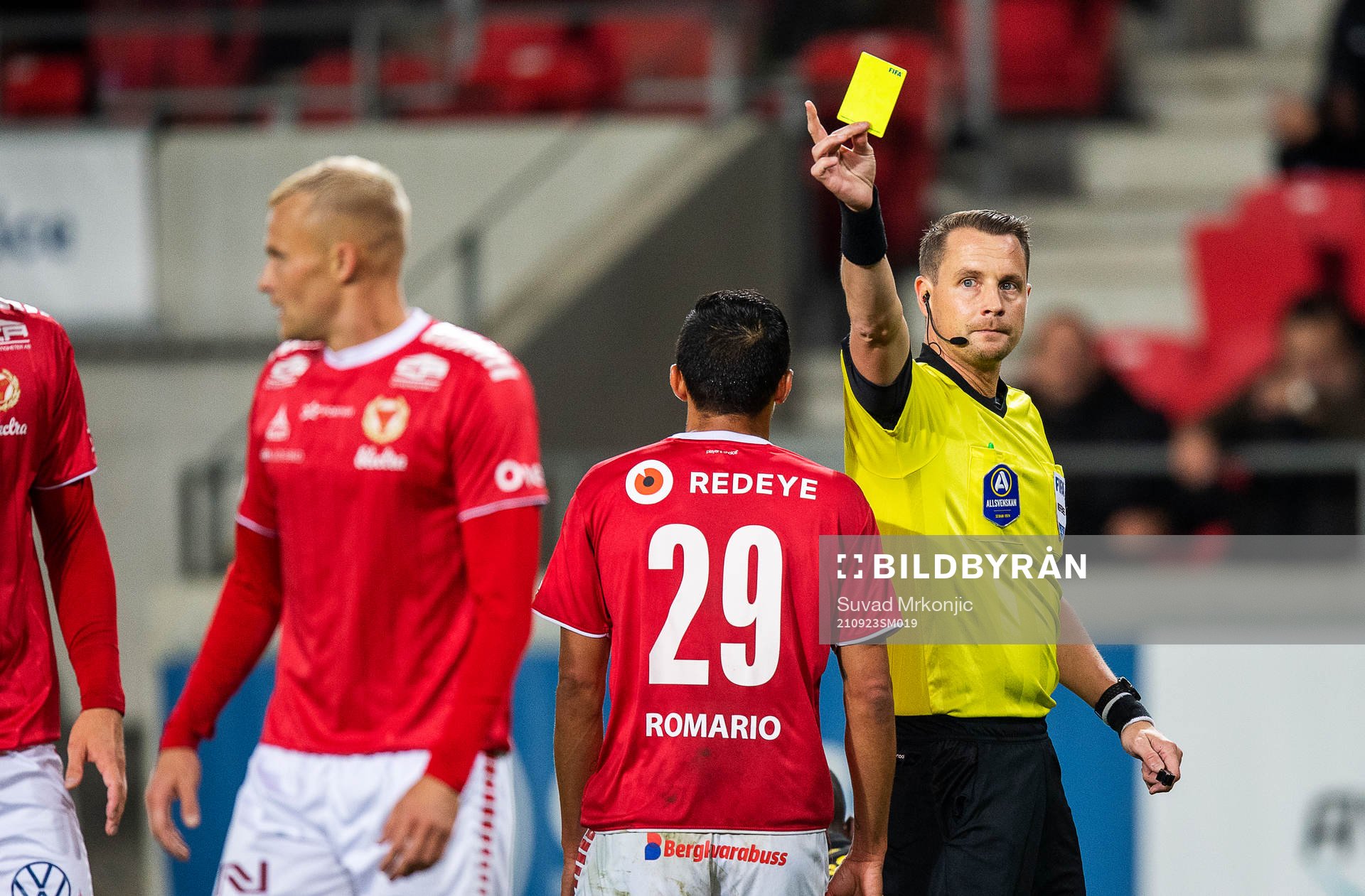 Domaren Andreas Ekberg varnar Kalmars Rasmus Sjöstedt