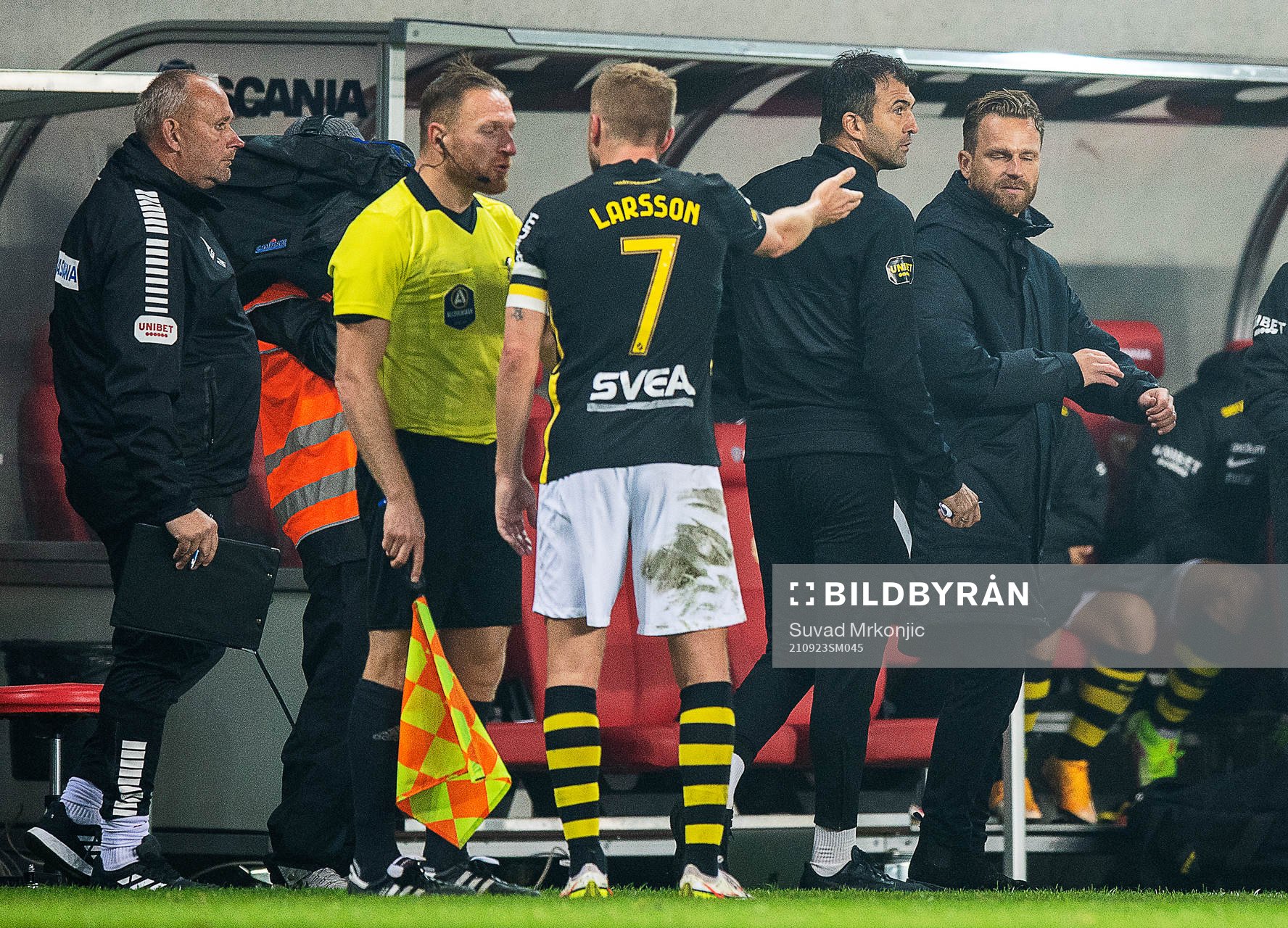 s Sebastian Larsson diskuterar med domaren