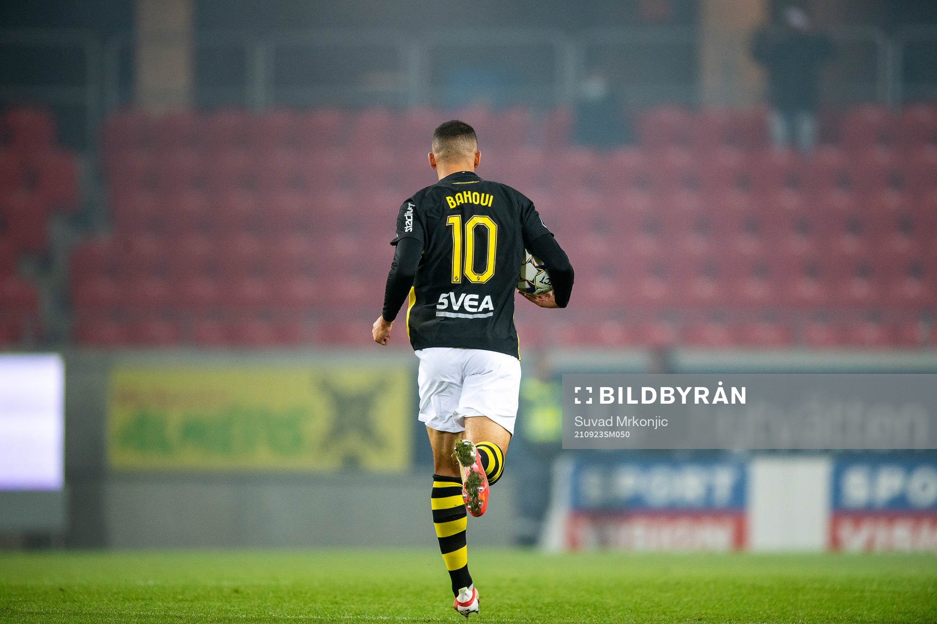 s Nabil Bahoui jublar med bollen i handen