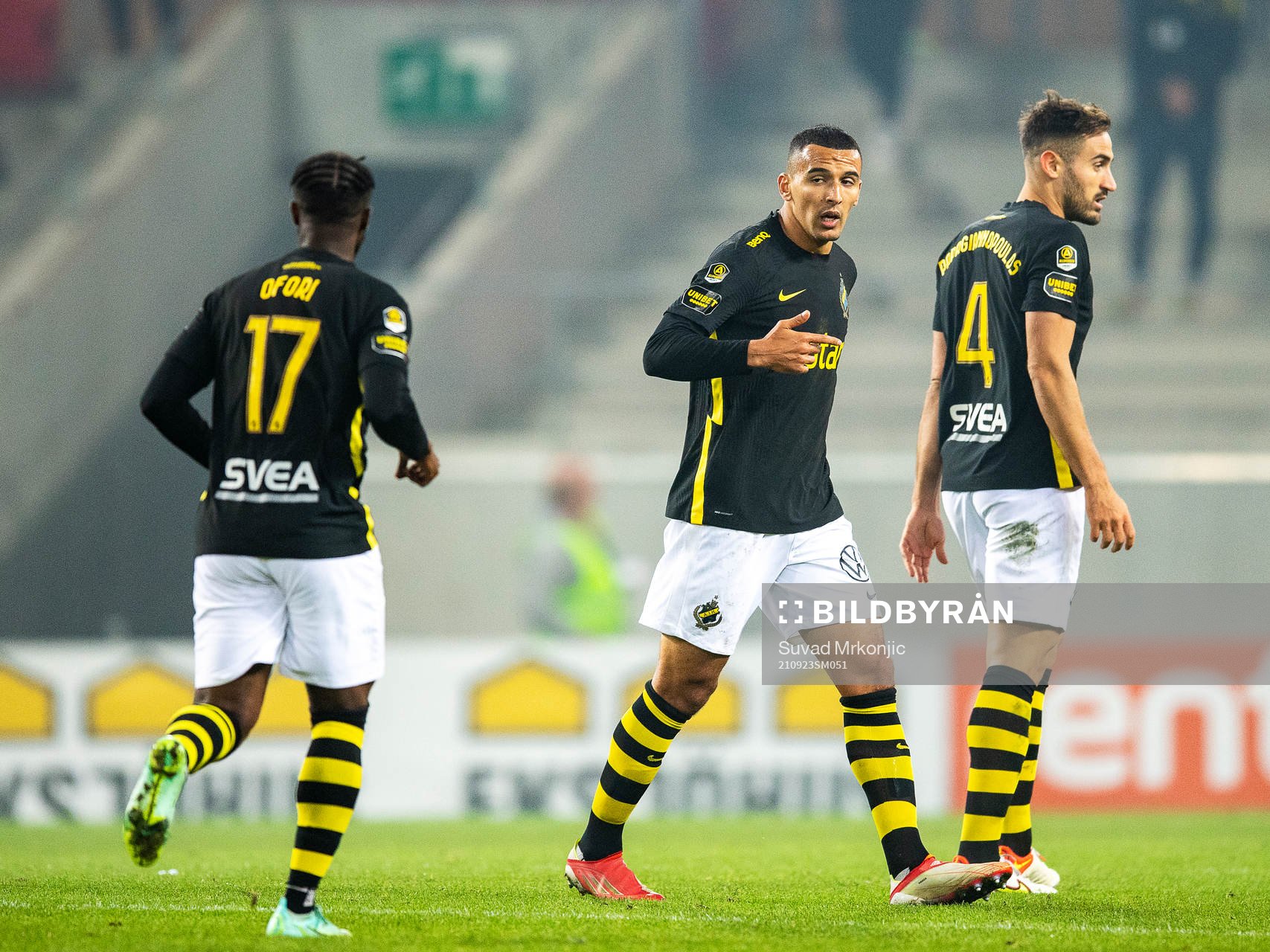 AIK:s Nabil Bahoui jublar med Ebenezer Ofori och Sotirios Papagiannopoulos efter 1-1 under fotbollsmatchen i Allsvenskan mellan Kalmar och AIK den 23 september 2021 i Kalmar.