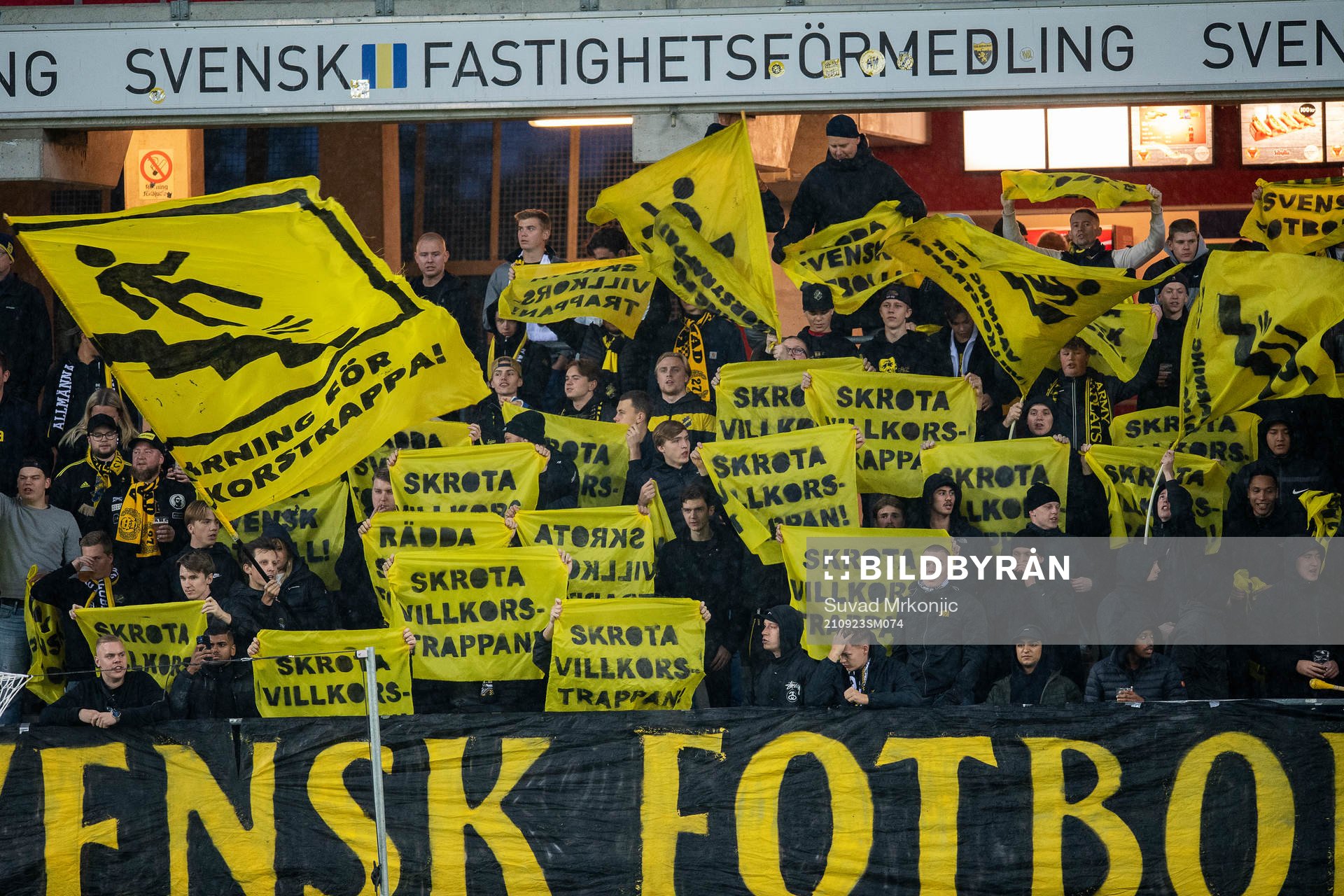 s supportrar med skyltar med texter Skrota villkorstrappan