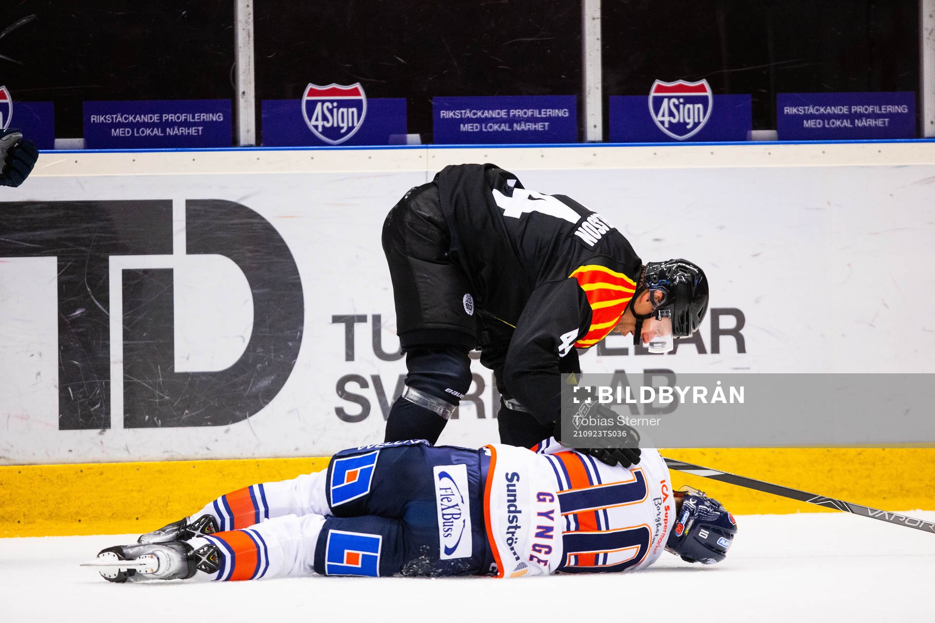 Brynäs Nicklas Danielsson kollar till Växjös Richard
