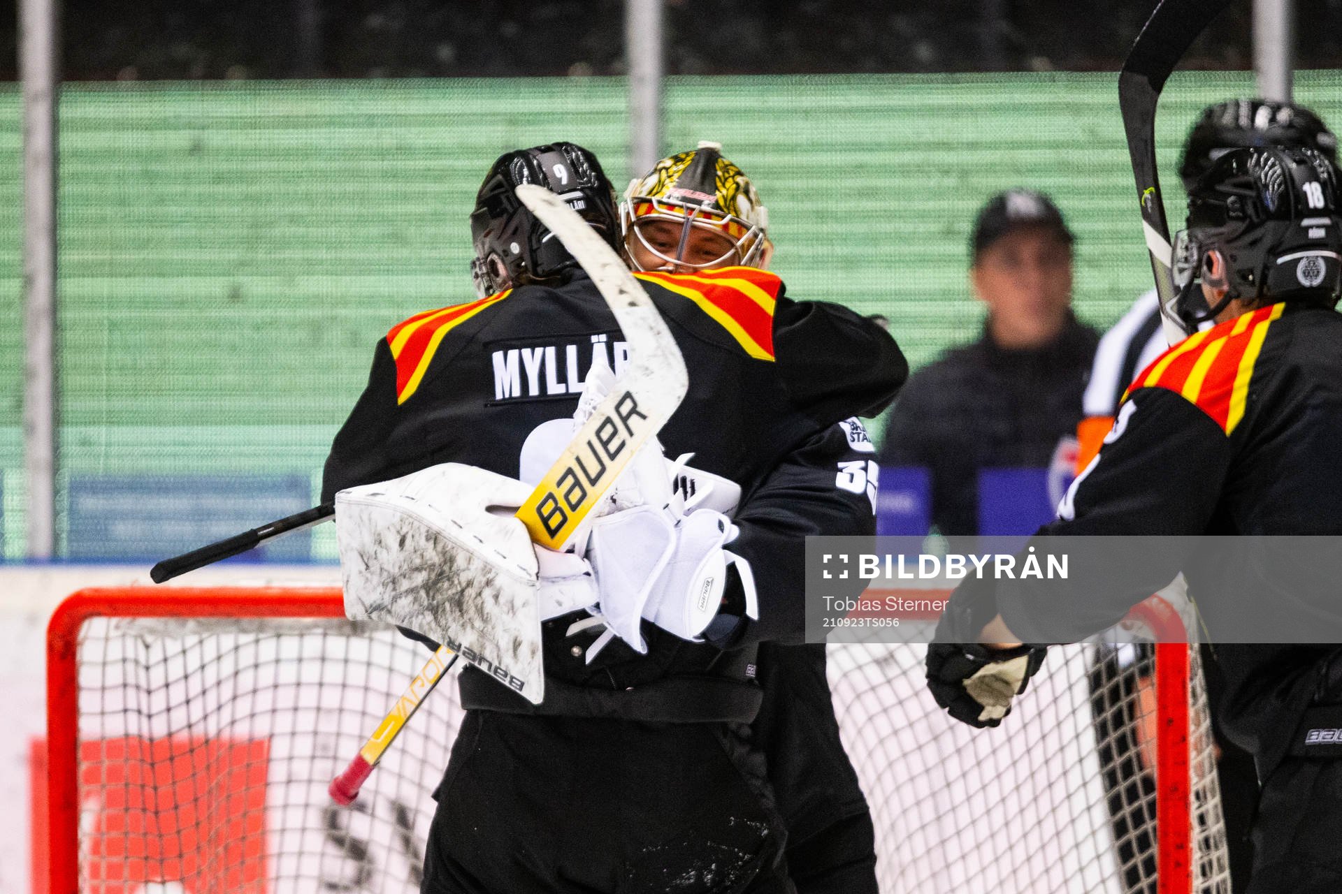 Brynäs Anton Mylläri jublar med målvakt Veini