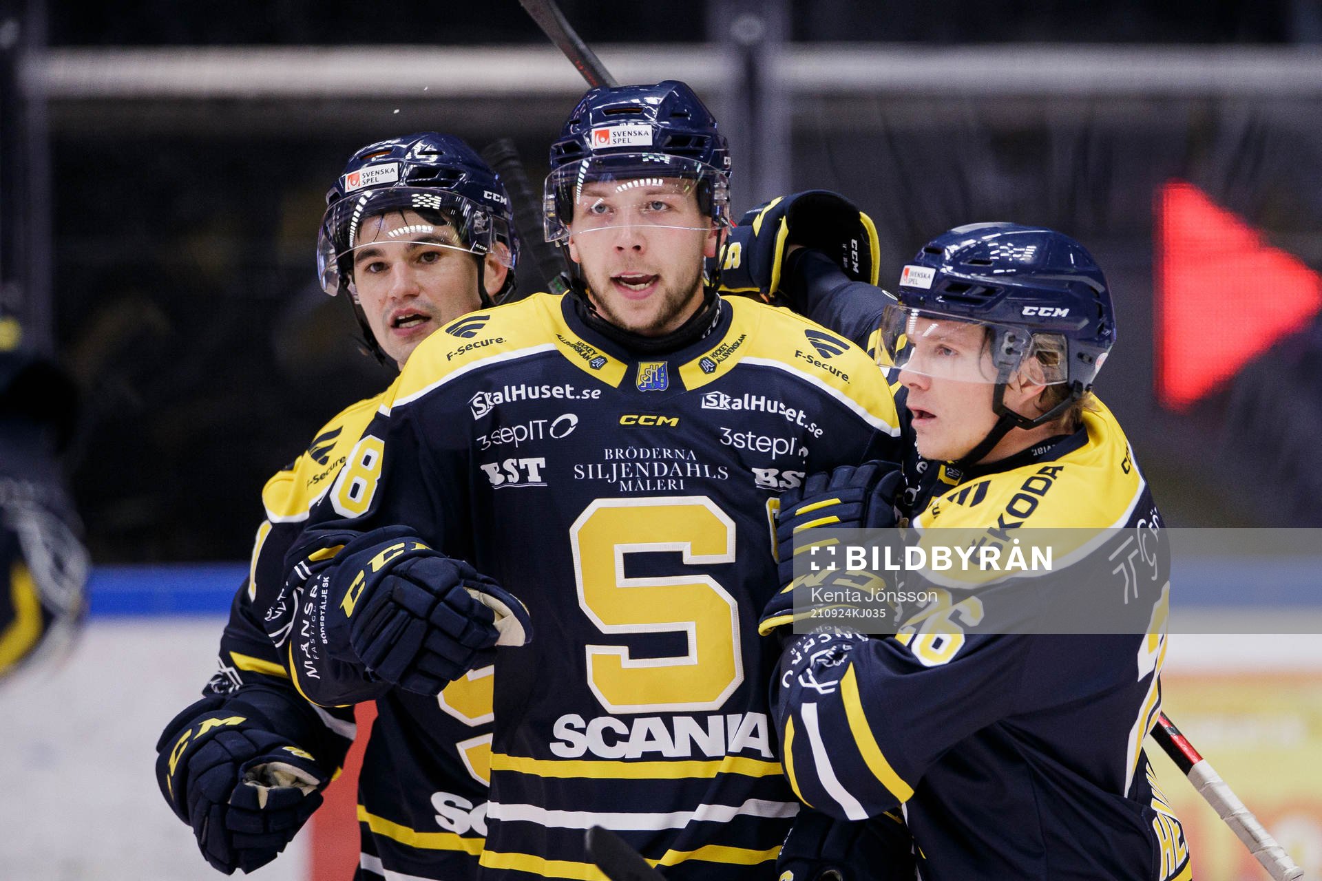 Södertäljes Emil Alba (m)  jublar med Colin Smith (v) och