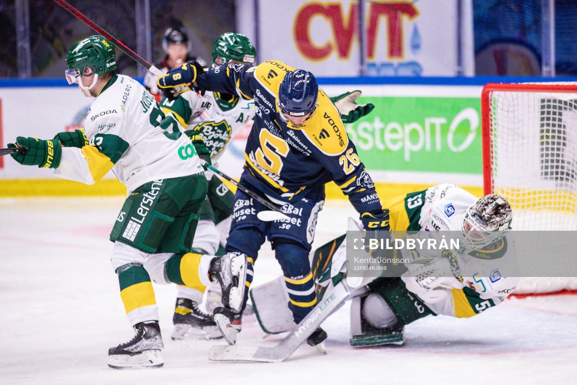Södertäljes Anton Heikkinen tacklar Björklövens