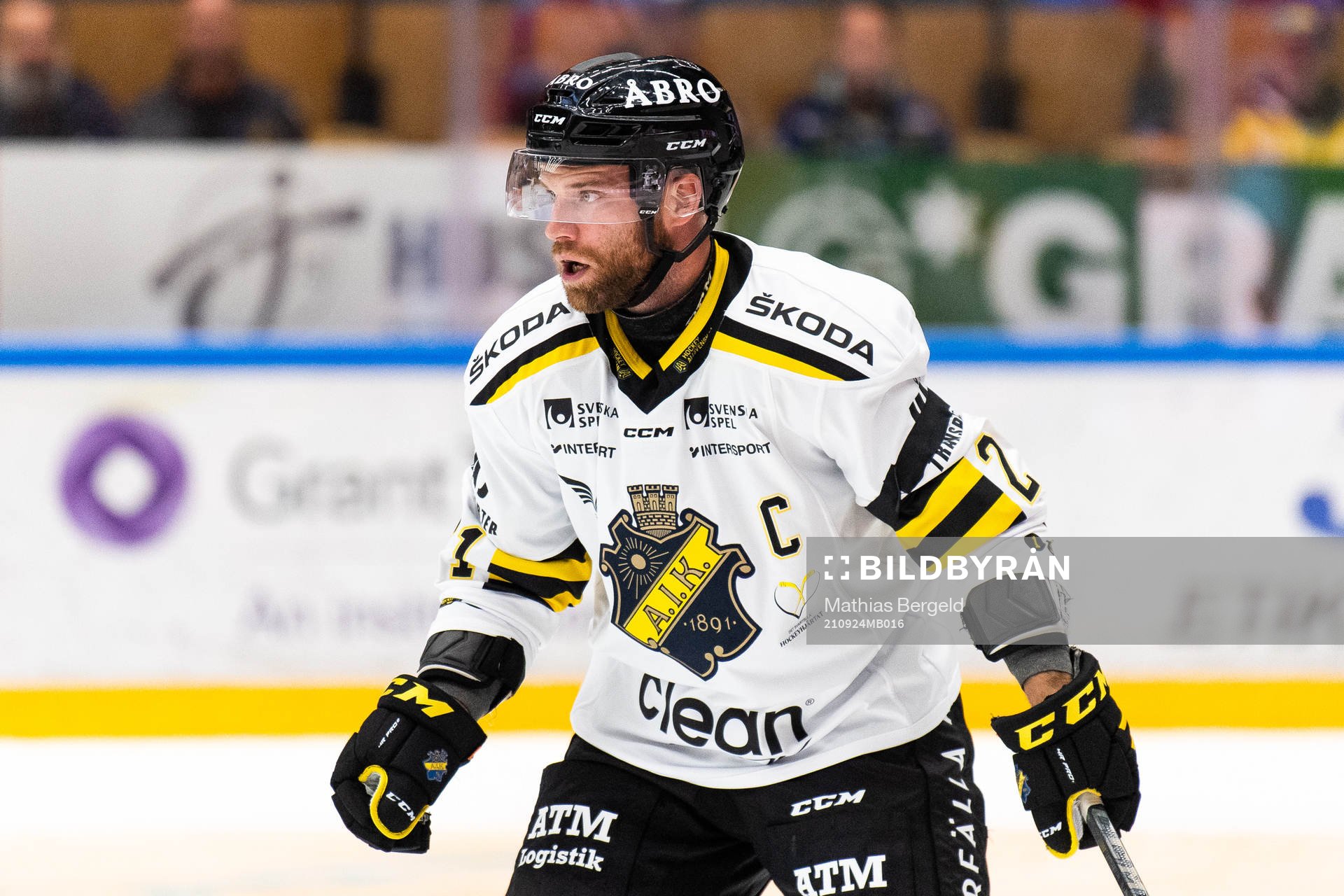 s Christian Sandberg med ett svart sorgeband på armen för