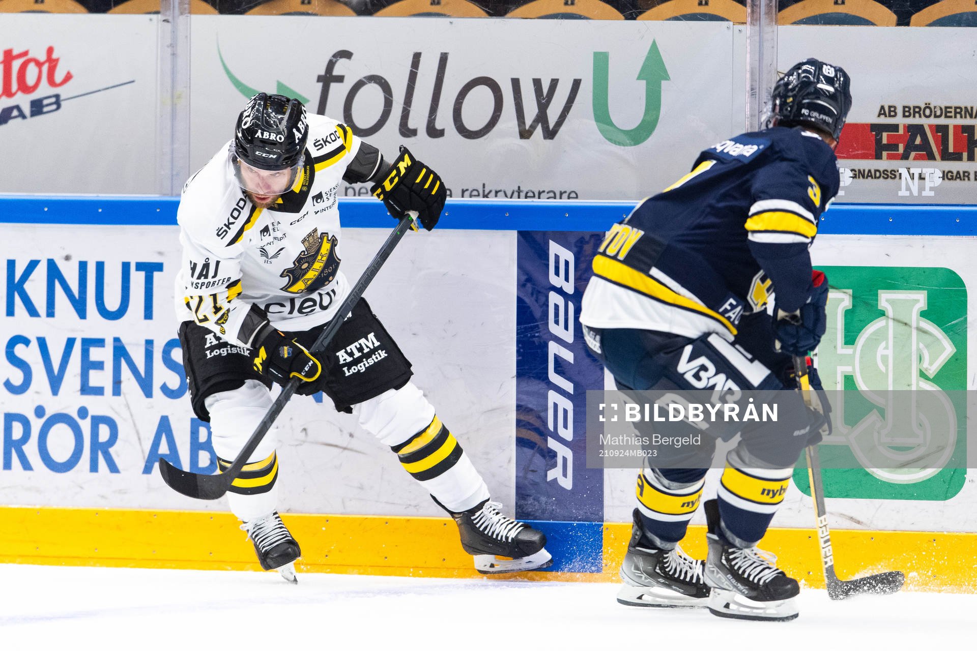 s Christian Sandberg och HV71:s Daniel Bertov