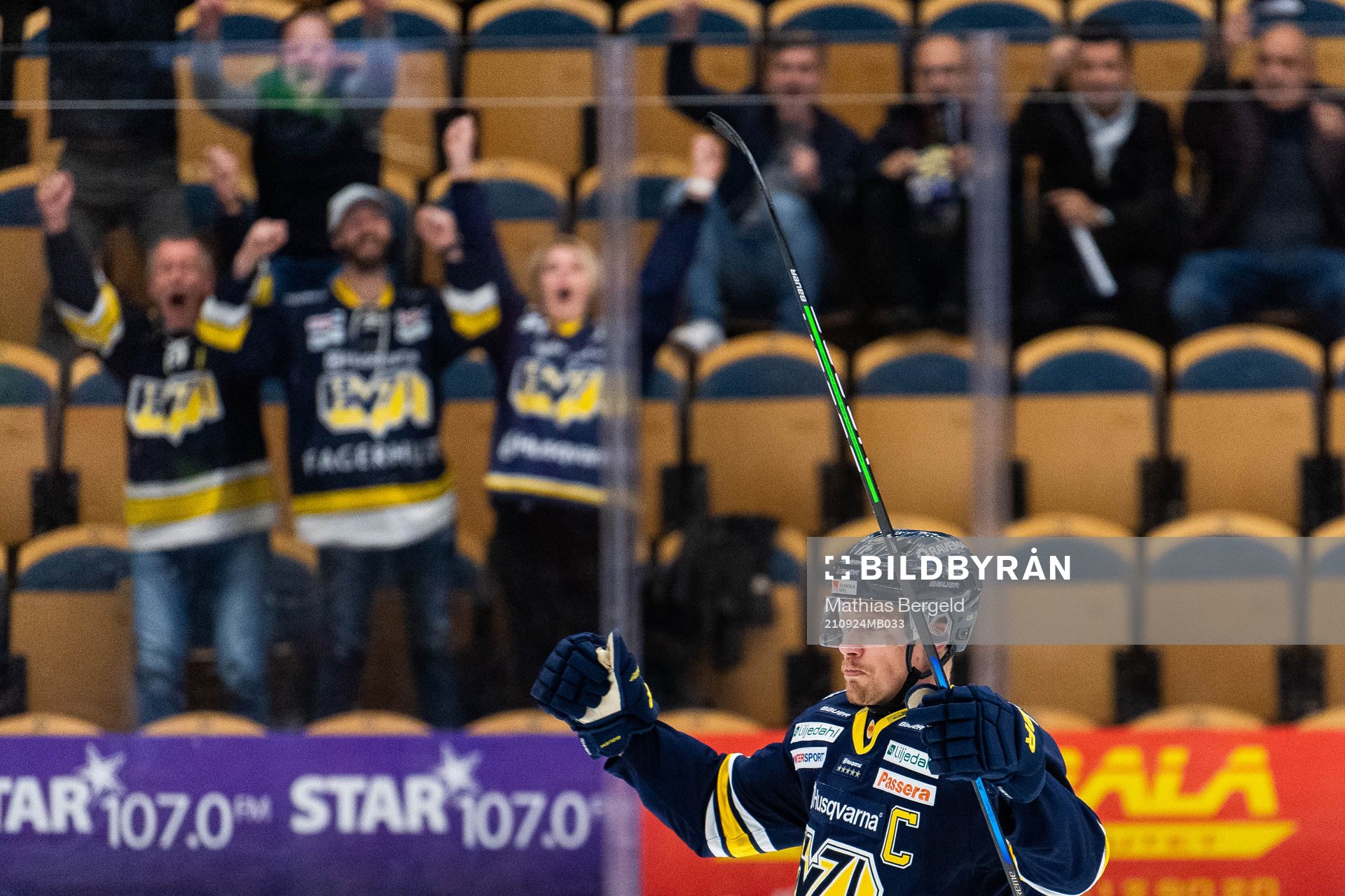 s Simon Önerud jublar