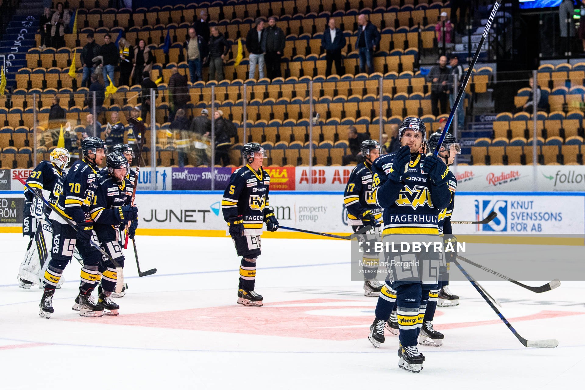 s Fredrik Forsberg tackar publiken