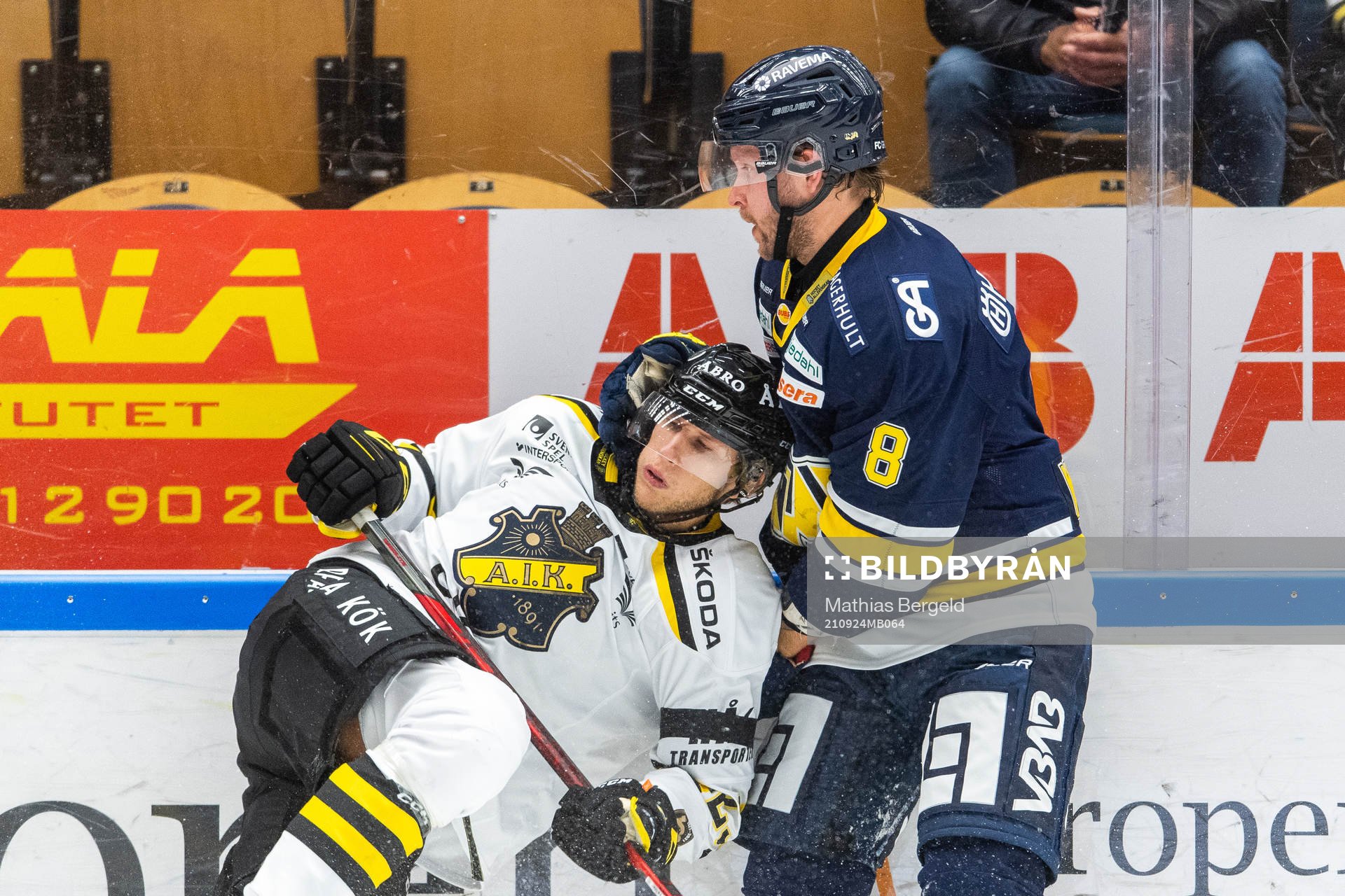 s Fredric Weigel och HV71:s Alexander Ytterell