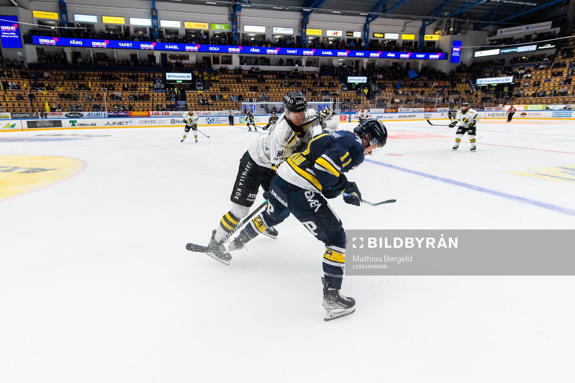 s Thimo Nickl och HV71:s Simon Önerud