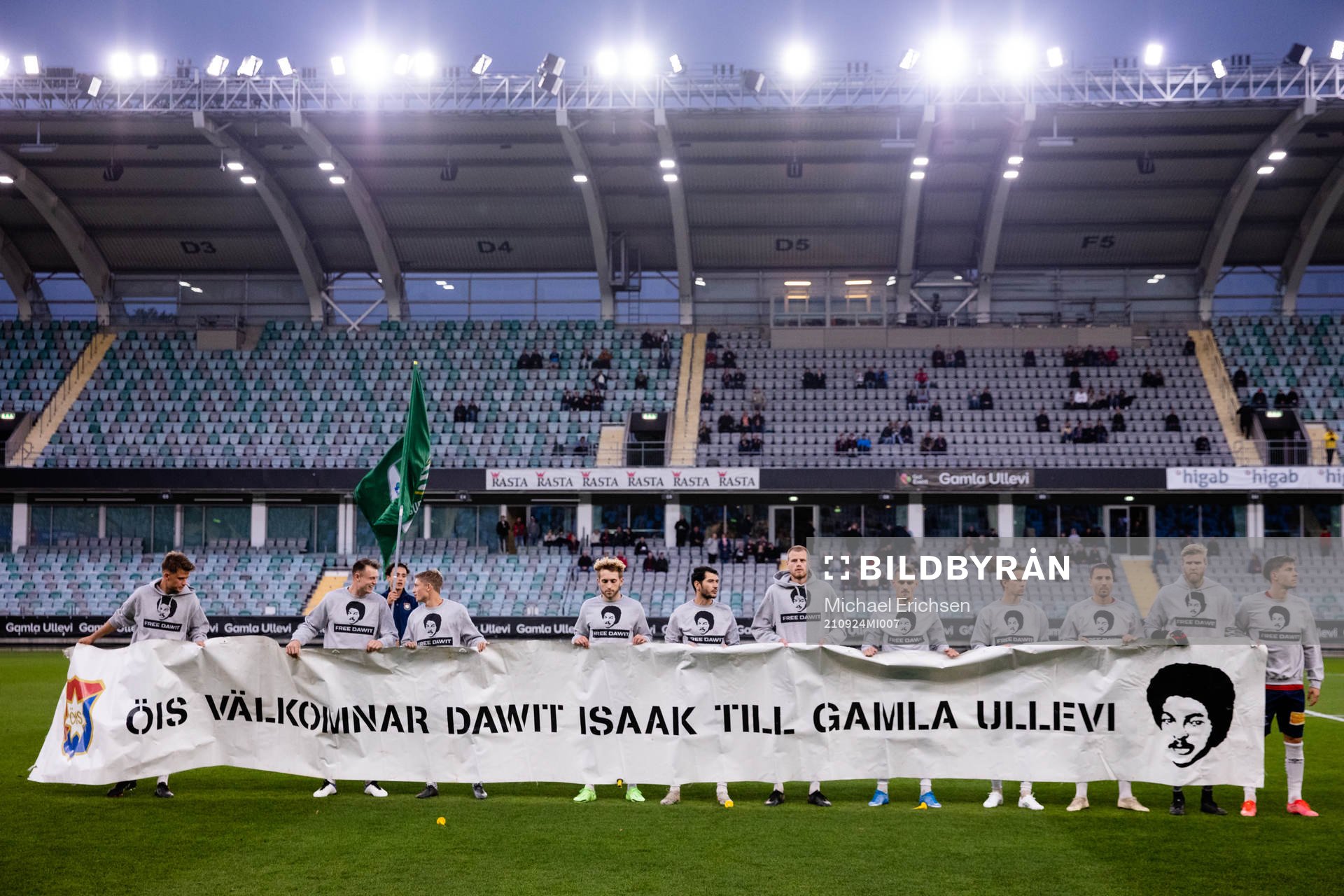 Örgryte med en Dawit Isaak banderoll innan fotbollsmatchen