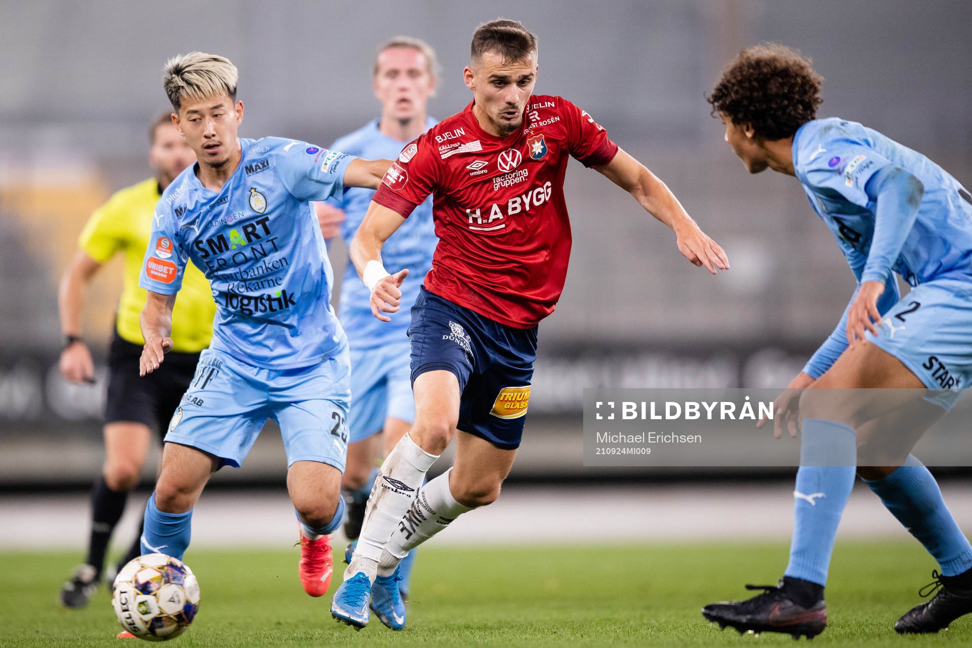 AFC Eskilstunas Kazuki Takahashi och Robin Tihi mot