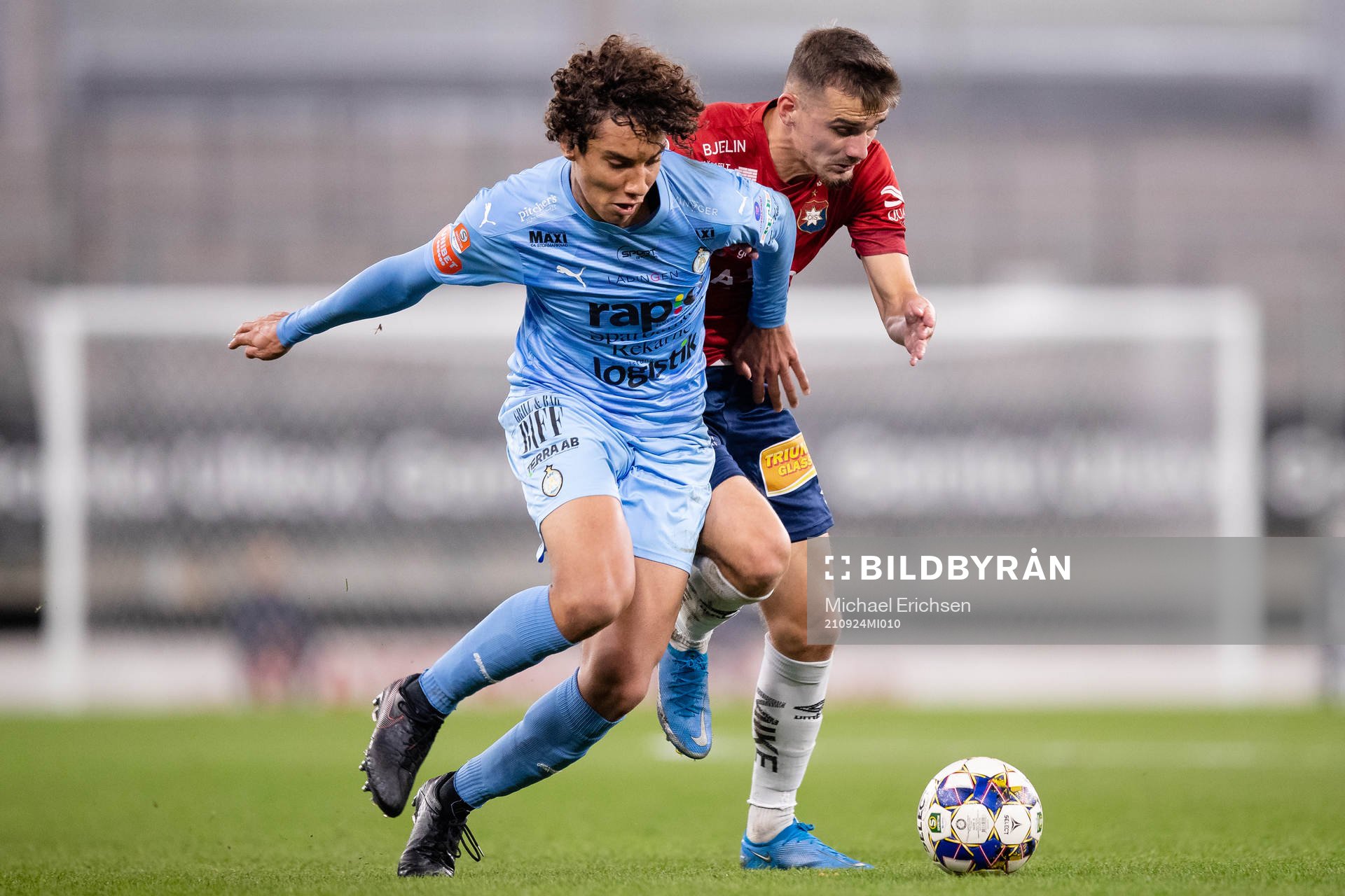 AFC Eskilstunas Robin Tihi i kamp med Örgrytes Ajdin Zeljkovic under fotbollsmatchen i Superettan mellan Örgryte och AFC Eskilstuna den 24 september 2021 i Göteborg.