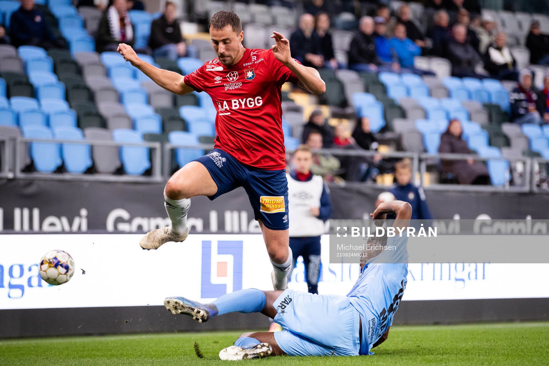 Örgrytes Jonathan Azulay och AFC Eskilstunas York Rafael