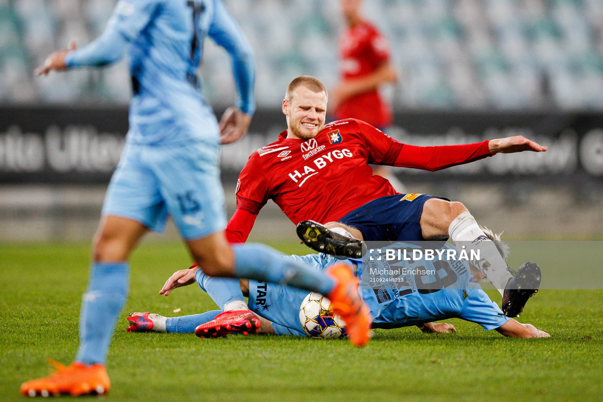 Örgrytes Elias Gustafson och AFC Eskilstunas Kazuki