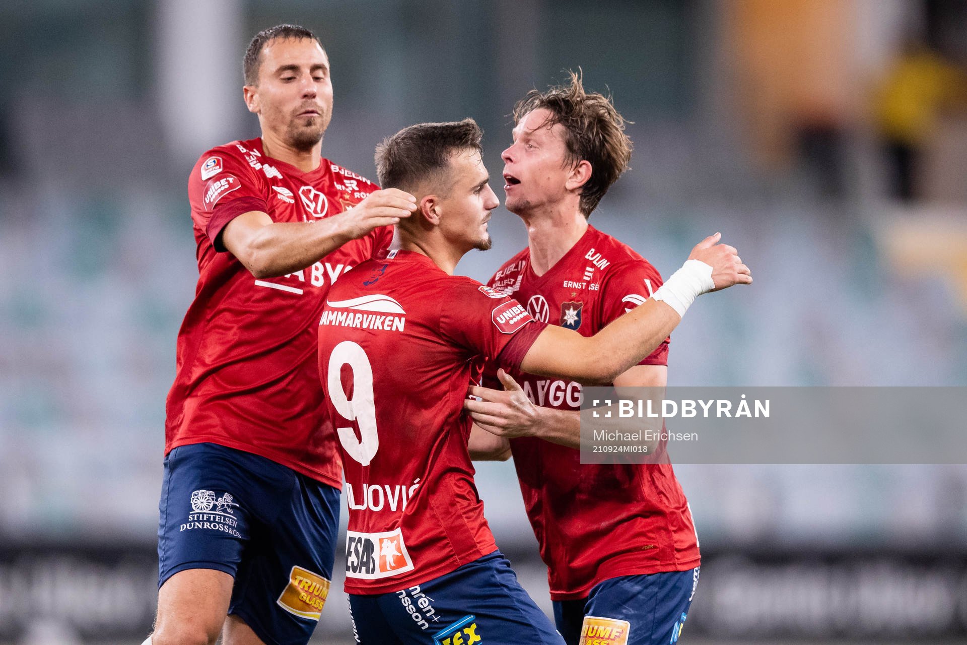 Örgrytes Ajdin Zeljkovic jublar med Jonathan Azulay och