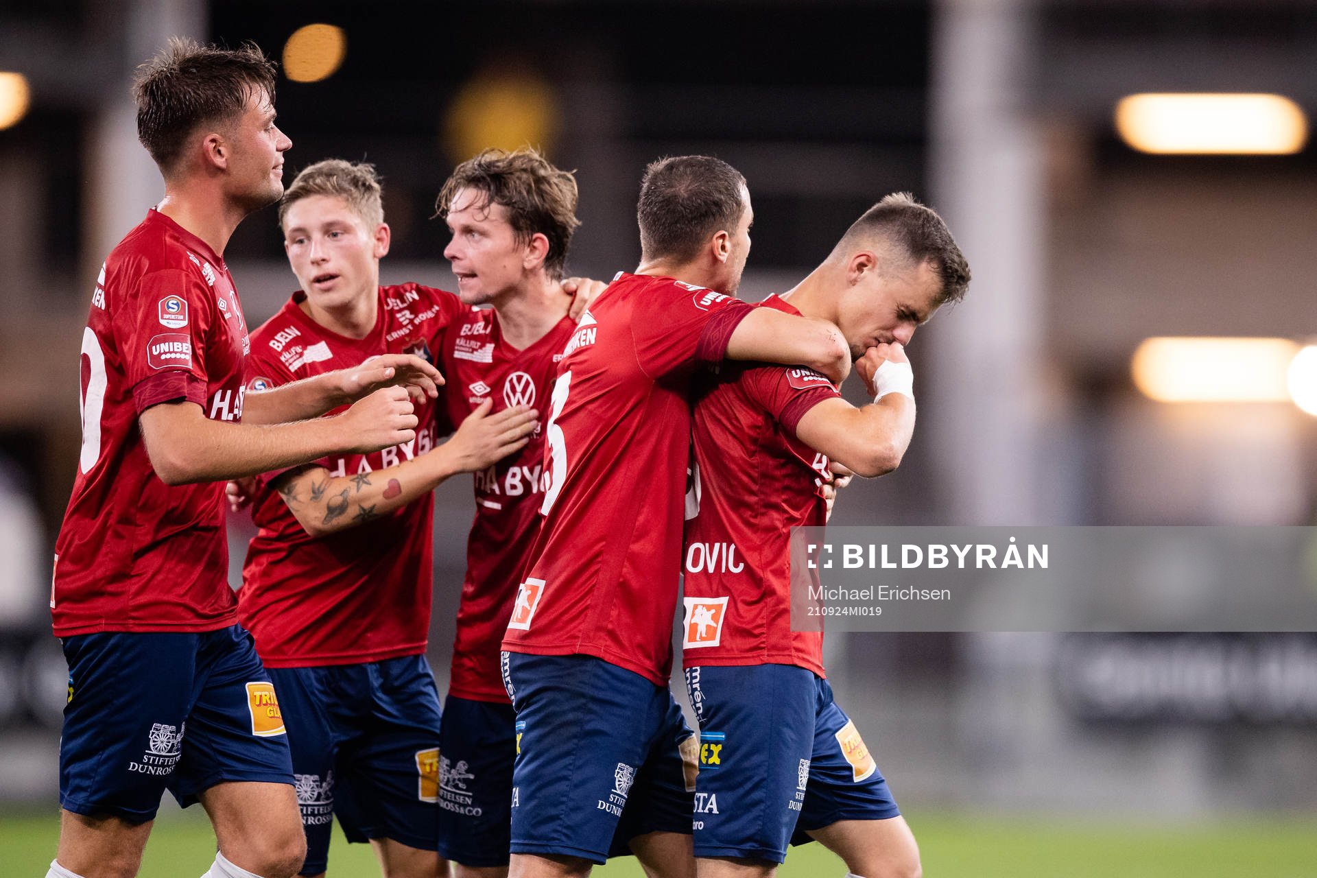 Örgrytes Ajdin Zeljkovic jublar med lagkamrater efter 1-1 under fotbollsmatchen i Superettan mellan Örgryte och AFC Eskilstuna den 24 september 2021 i Göteborg.