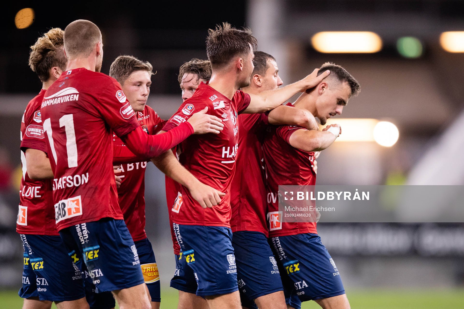 Örgrytes Ajdin Zeljkovic jublar med lagkamrater