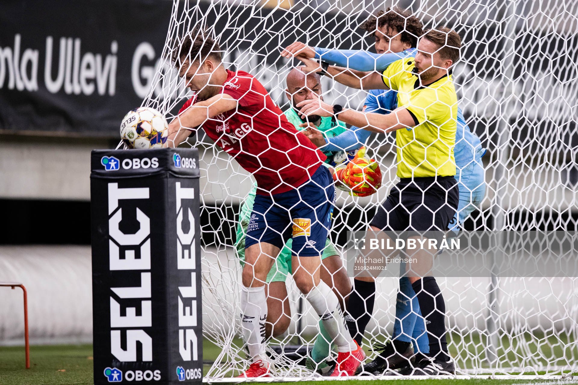 Stökigt mellan Örgrytes Peru Ruiz och målvakt Joshua