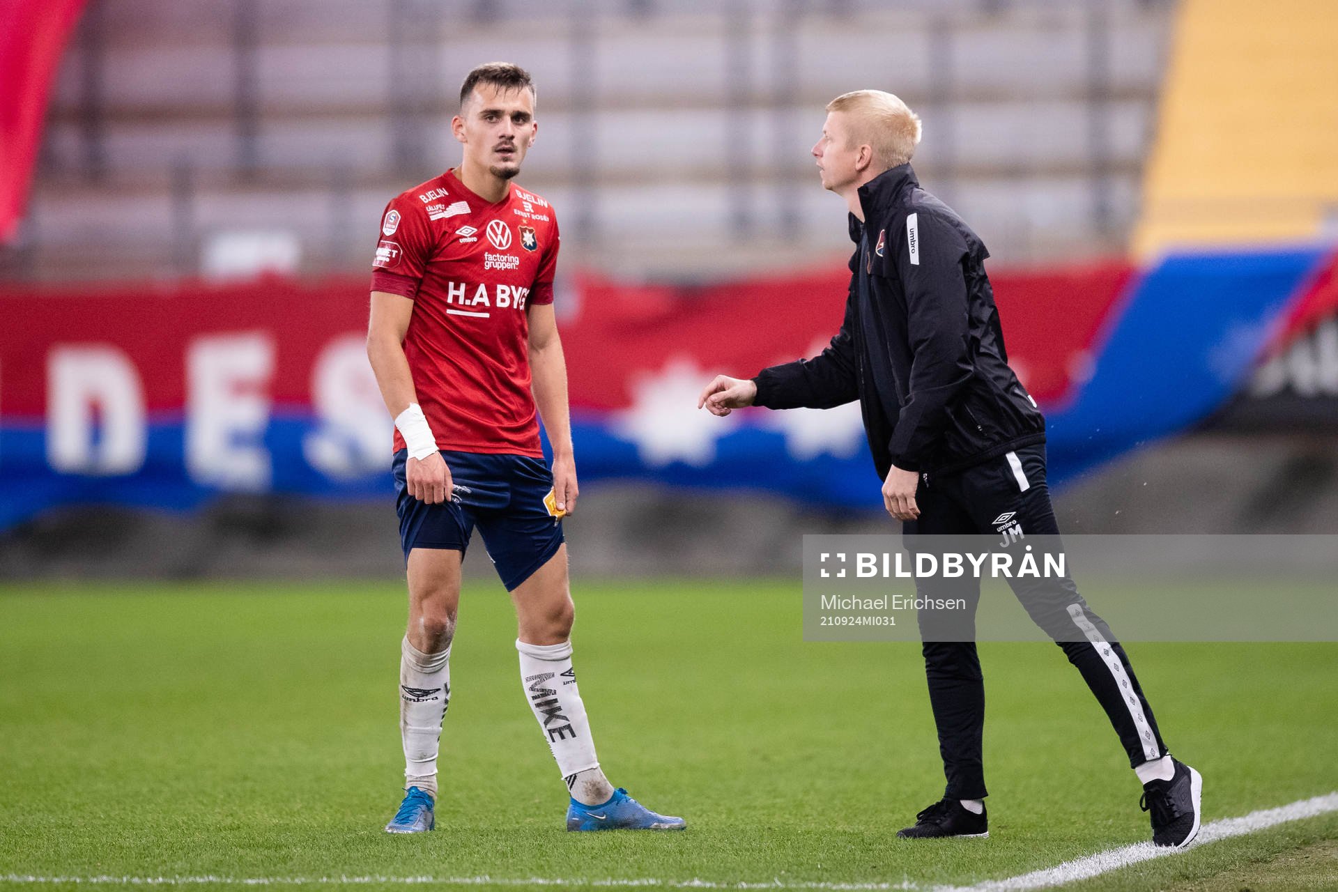 Örgrytes Ajdin Zeljkovic pratar med assisterande tränare Johan Mattsson under fotbollsmatchen i Superettan mellan Örgryte och AFC Eskilstuna den 24 september 2021 i Göteborg.