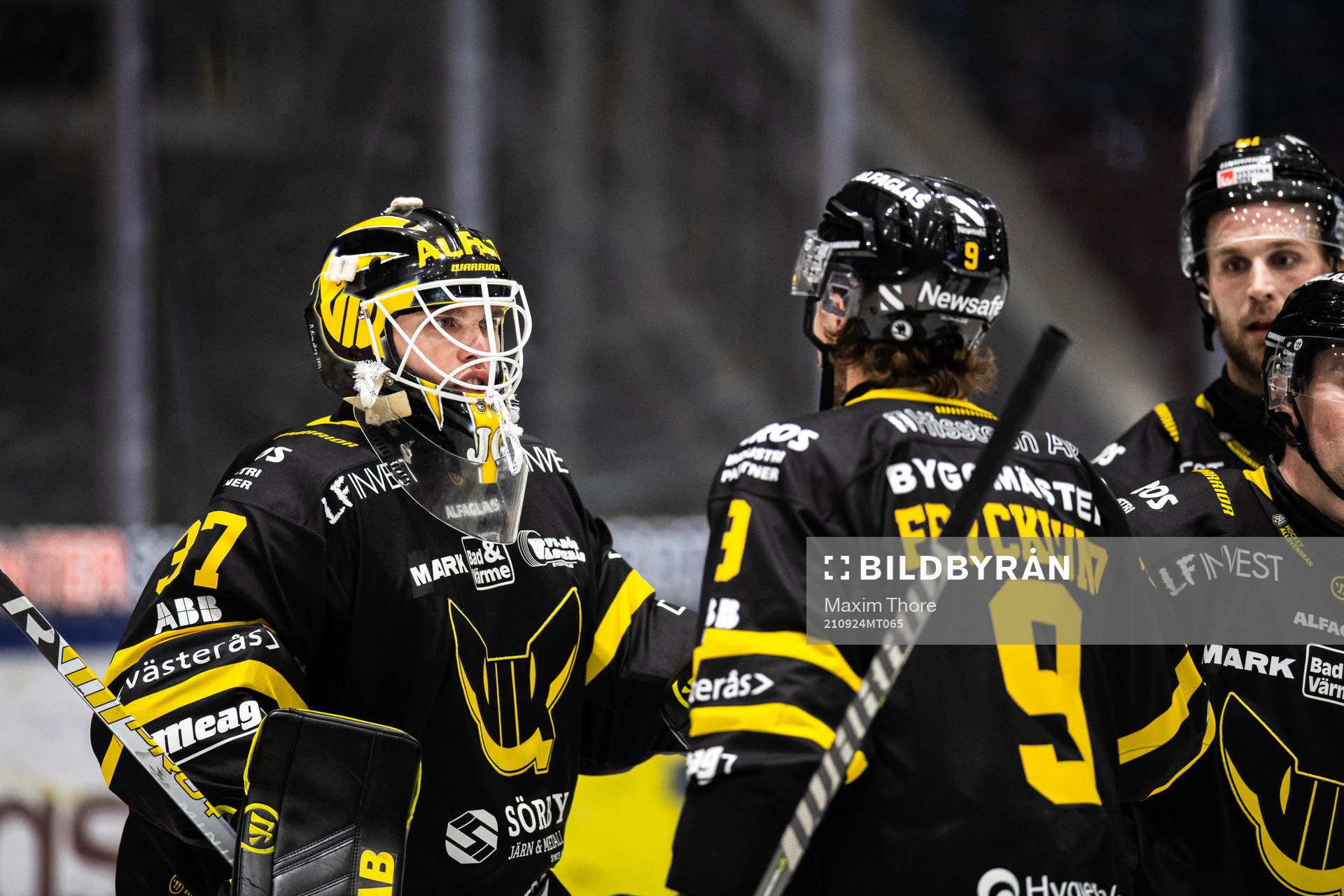 Västerås målvakt Johan Gustafsson jublar med lagkamrater