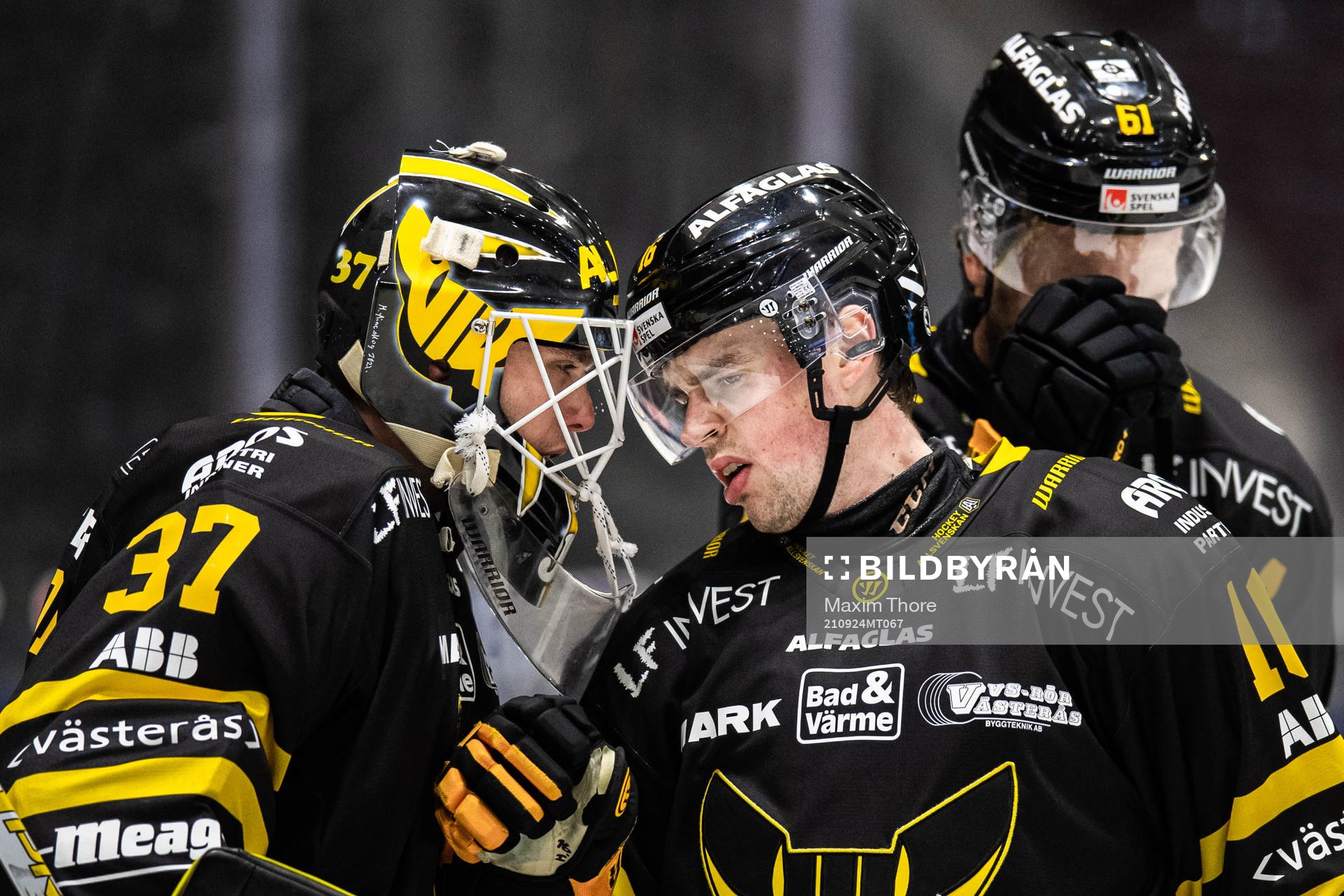 Västerås målvakt Johan Gustafsson jublar med Filip