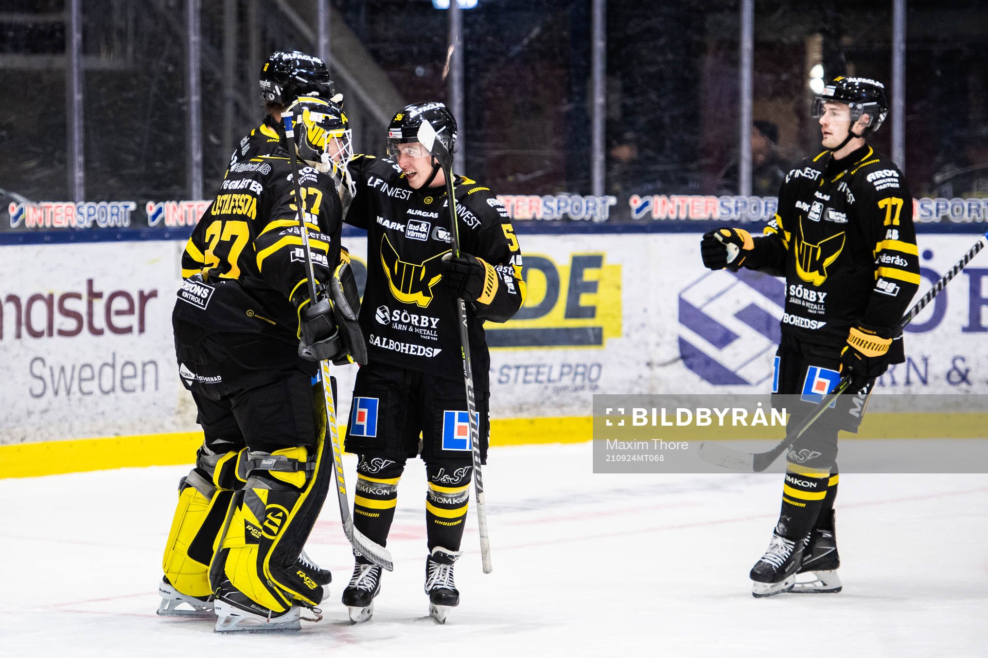 Västerås målvakt Johan Gustafsson jublar med Alexander