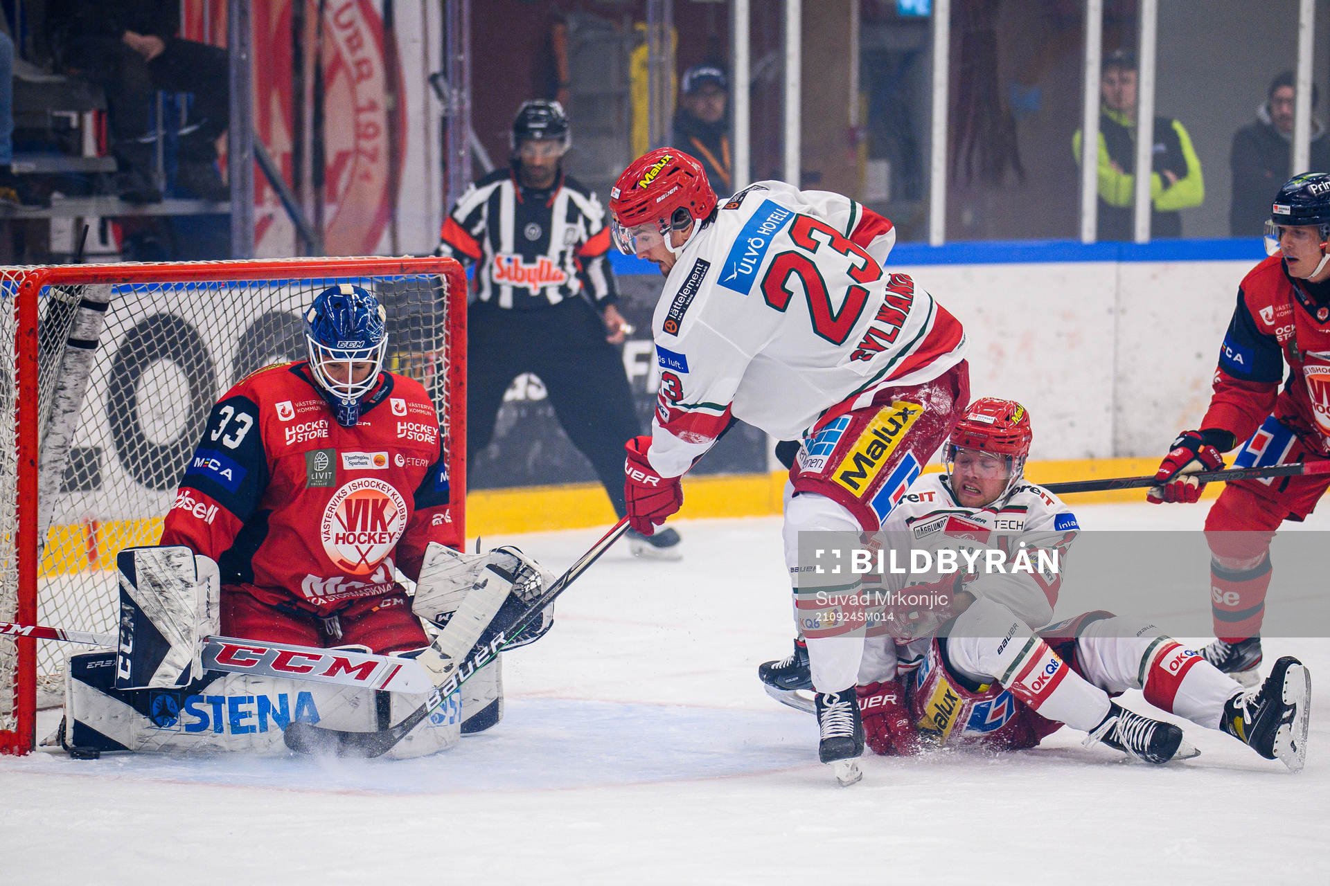 Modos Daniel Sylwander och Västerviks målvakt Henrik
