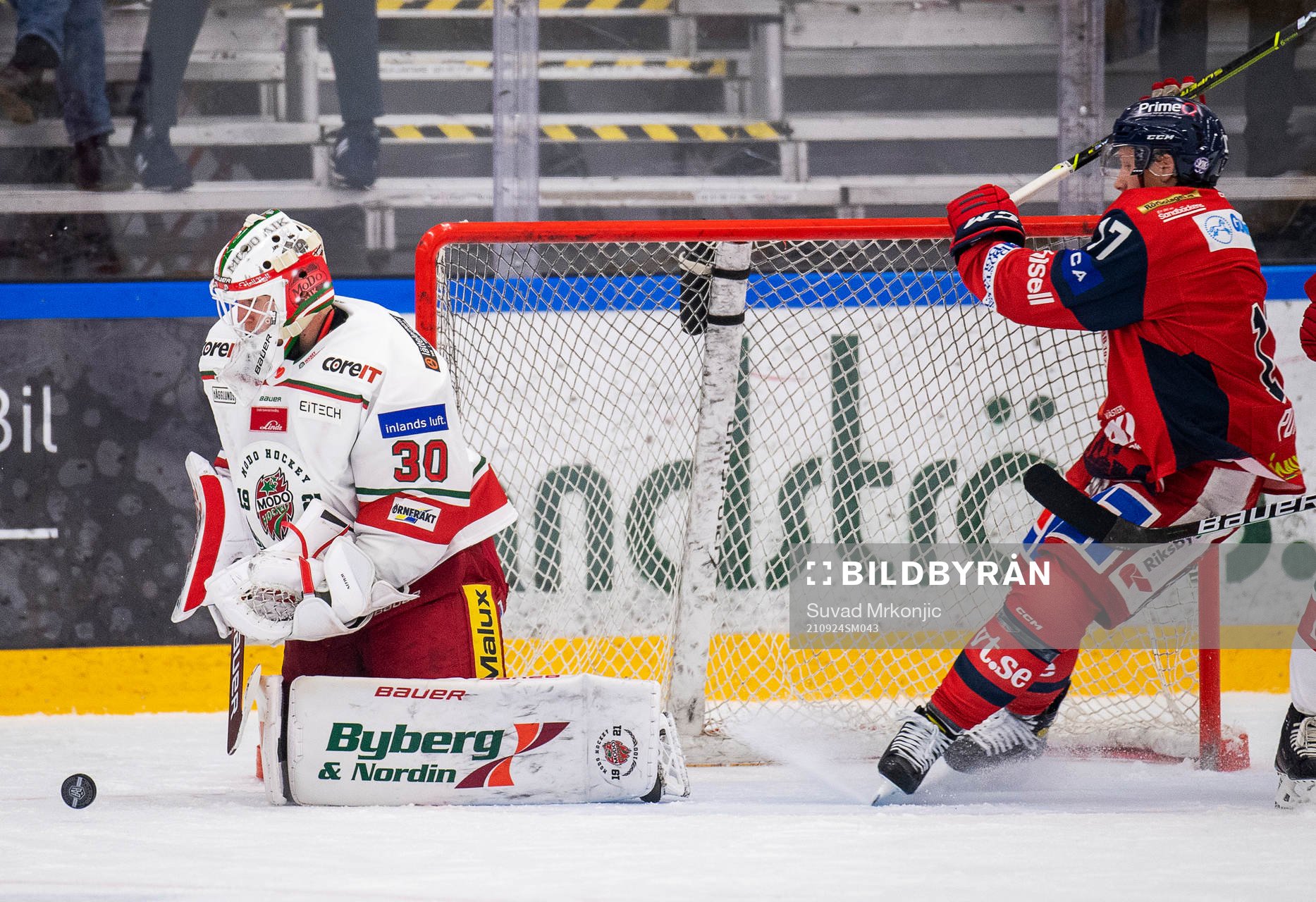 Modos målvakt Isak Wallin och Västerviks Myles Powell