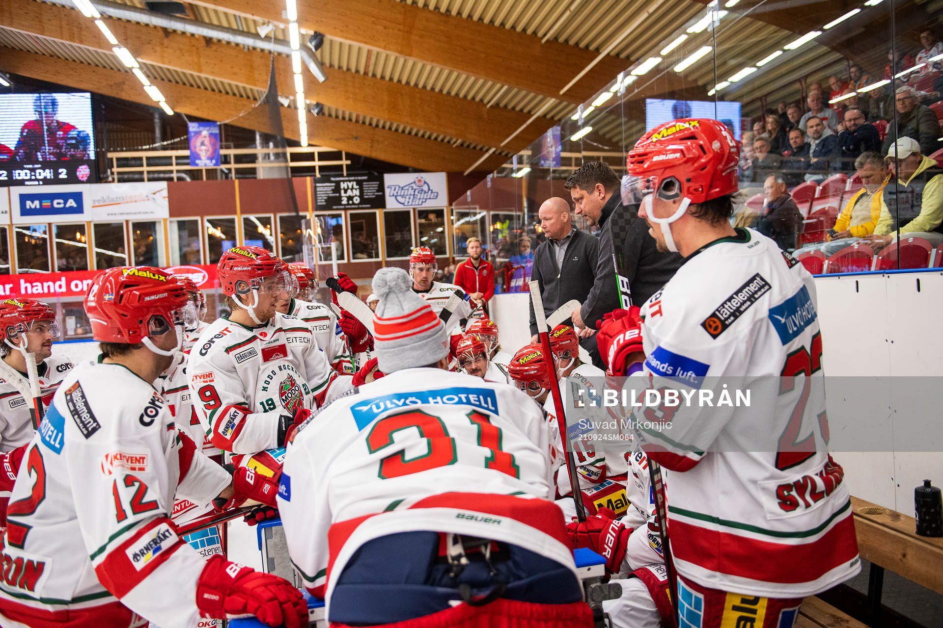 Modos tränare Mattias Karlin och spelare